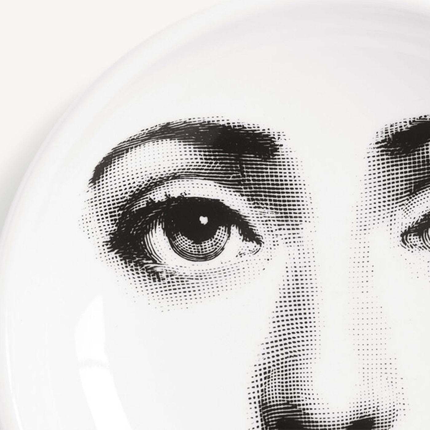 Fornasettis Neuinterpretationen des Gesichts der Opernsängerin Lina Cavalieri bilden die Grundlage für die ikonische Serie Tema e Variazioni und machen diesen handverzierten Porzellan-Aschenbecher zu einem Muss für Sammler und Kunstliebhaber