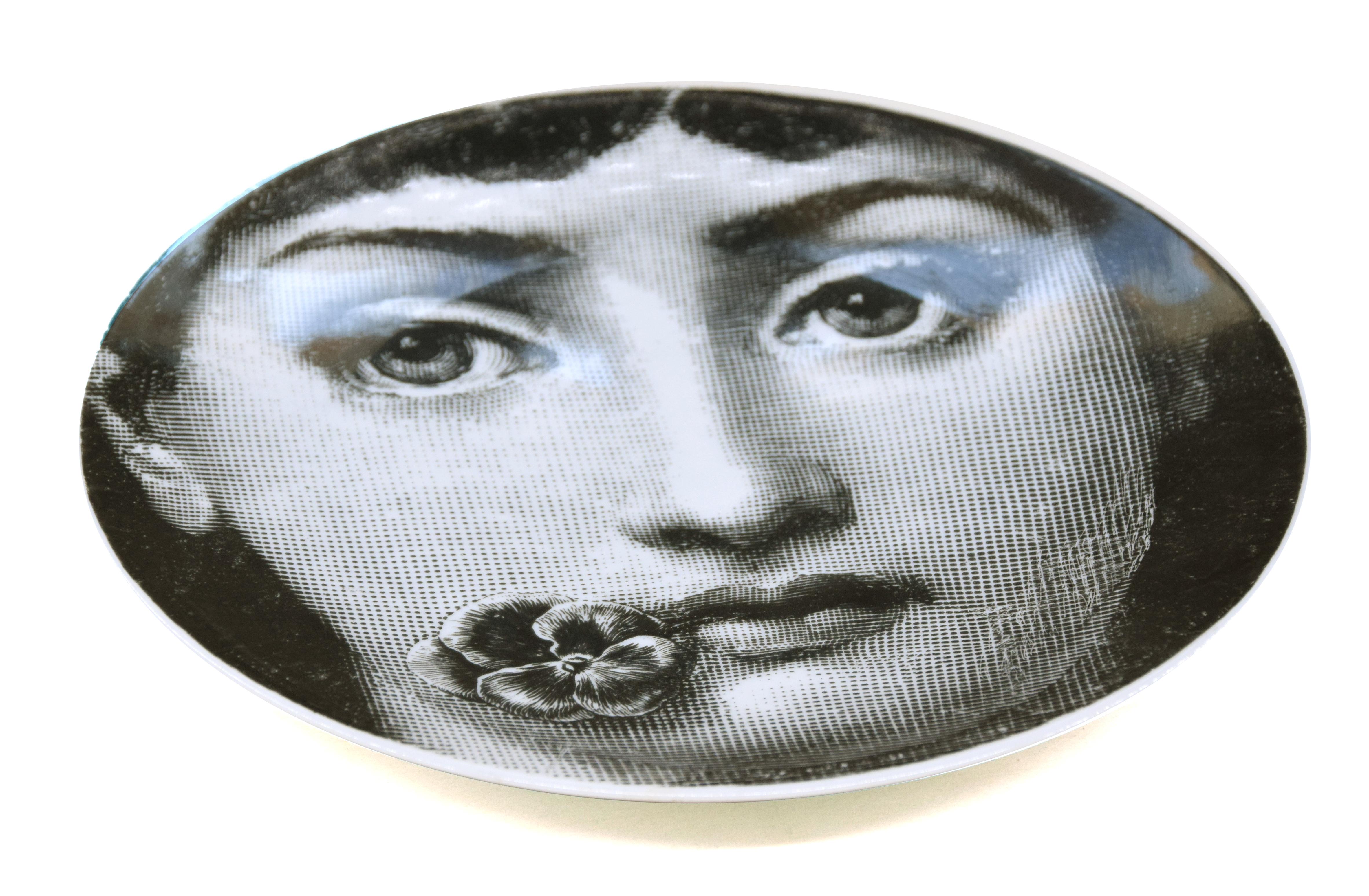 Tema E Variazioni Plate n°137 is an elegant porcelain plate realized by Piero Fornasetti in the 1960s.

Very Good conditions.

Black and white ceramic Fornasetti wall plate, finely decorated with the face of the Fornasetti's muse Lina Cavalieri