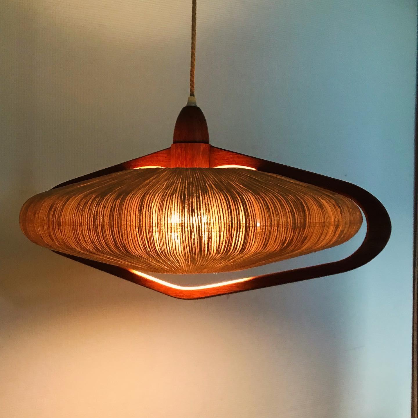 
Sehr seltenes Temde Leuchten UFO Modell 1960, Schweiz. Decken- und Pendelleuchte von Temde, seltenes Modell UFO und ein Schnurschirm.  Sie hat eine E27-Fassung und die Lampe ist höhenverstellbar;Die Lampe gibt dank des schönen Sissal ein