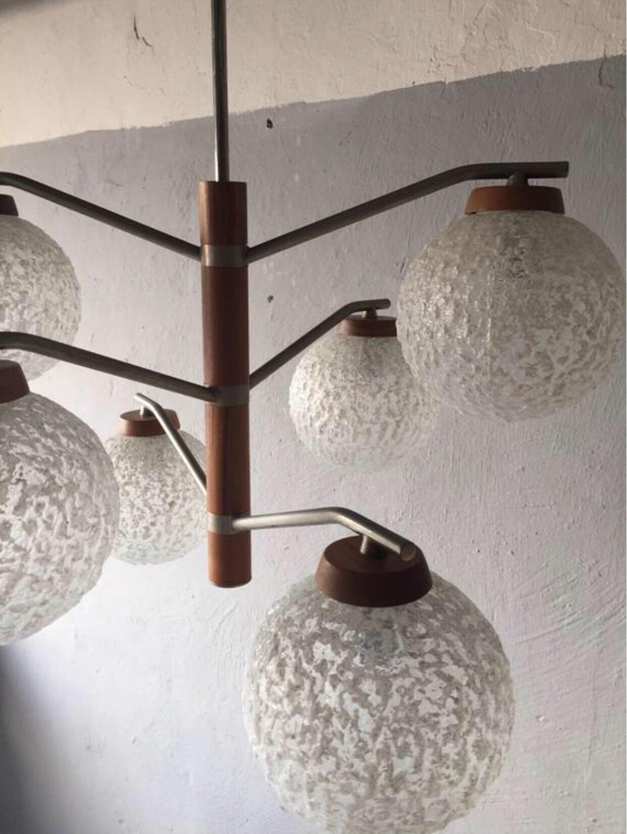 Temde 6 Armed Crinkly Ball Glass Ceiling Lamp, Teak Chandelier, 1960s Germany In Good Condition For Sale In Hagenbach, Rheinland Pfalz