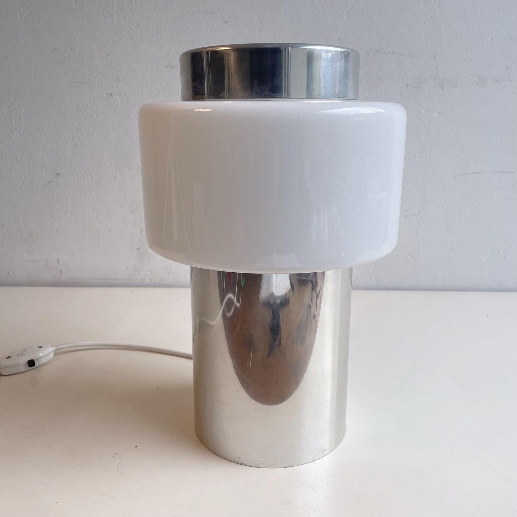 Lampe de table des années 1970. Temde Leuchten, Suisse.

Excellent état vintage. 

Temde est synonyme d'une large gamme de lampes au concept original.

Temde-Leuchten et Temde AG était un fabricant germano-suisse d'appareils d'éclairage, dont le