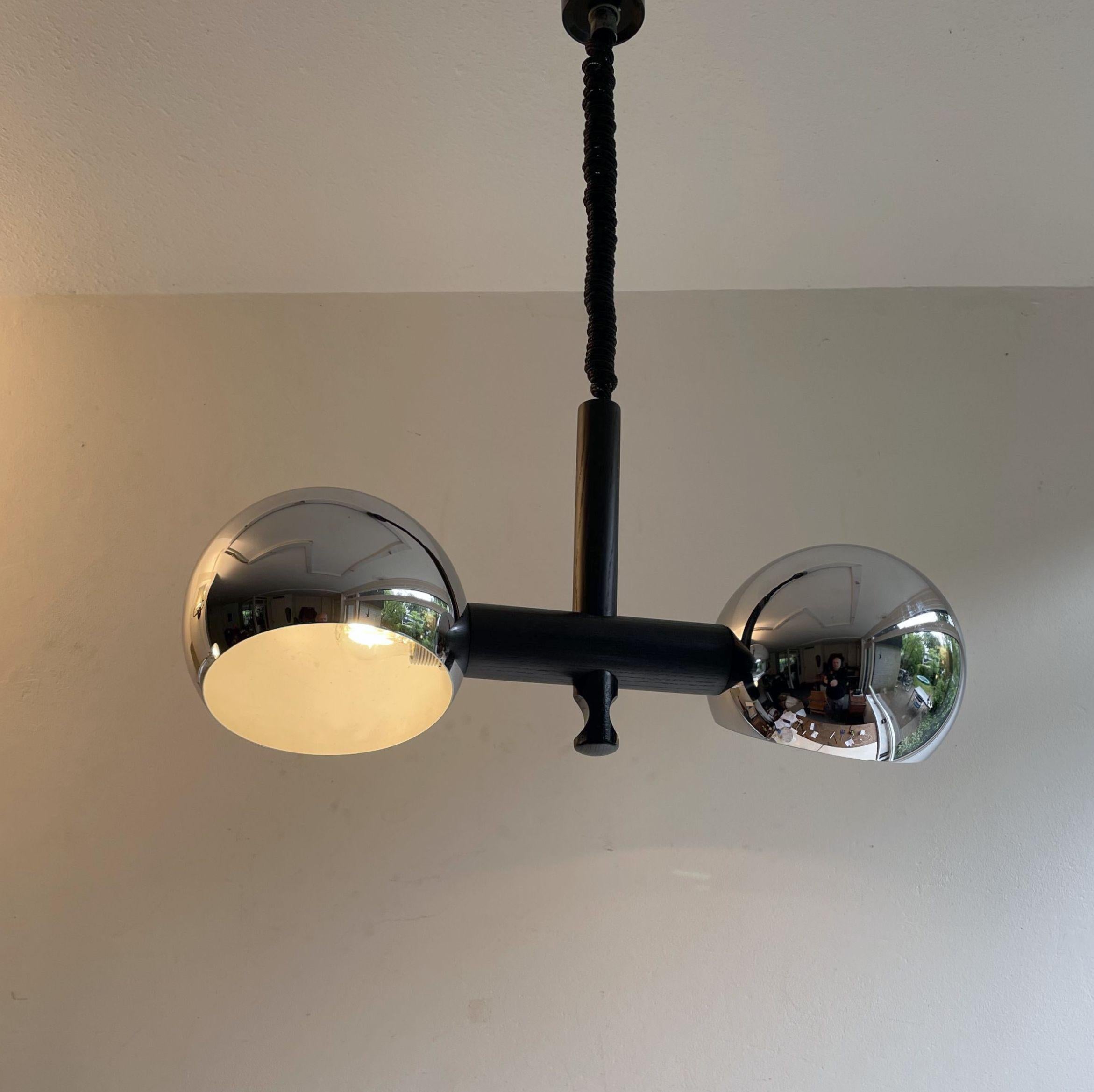 Lampada creativa dell'eccezionale produttore di lampade Temde. Svizzera, anni '70.
Altezza regolabile tra 90 e 200 cm (36