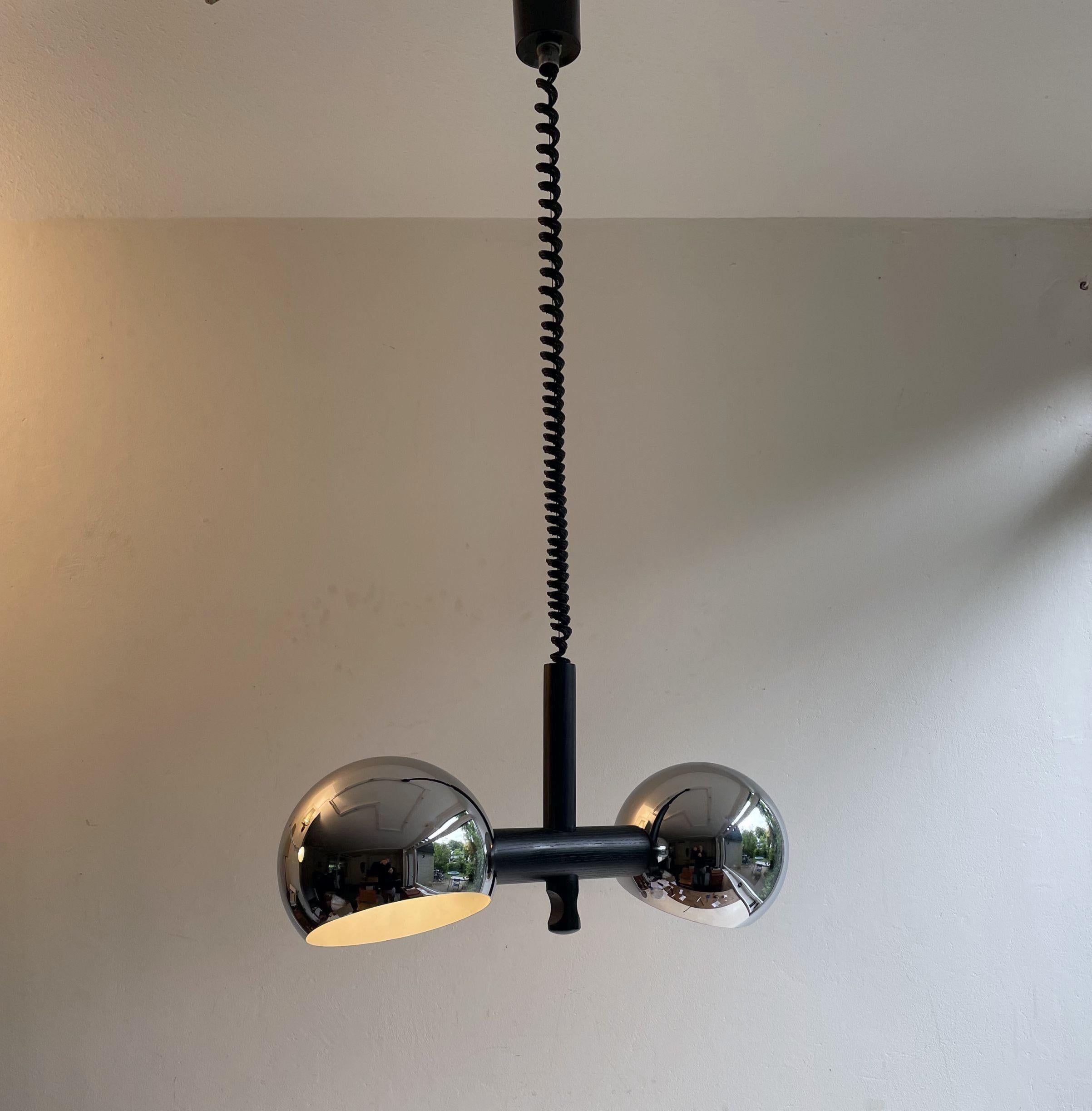 Mid-Century moderno Lampada a sospensione a doppia sfera cromata Temde Anni Settanta in vendita