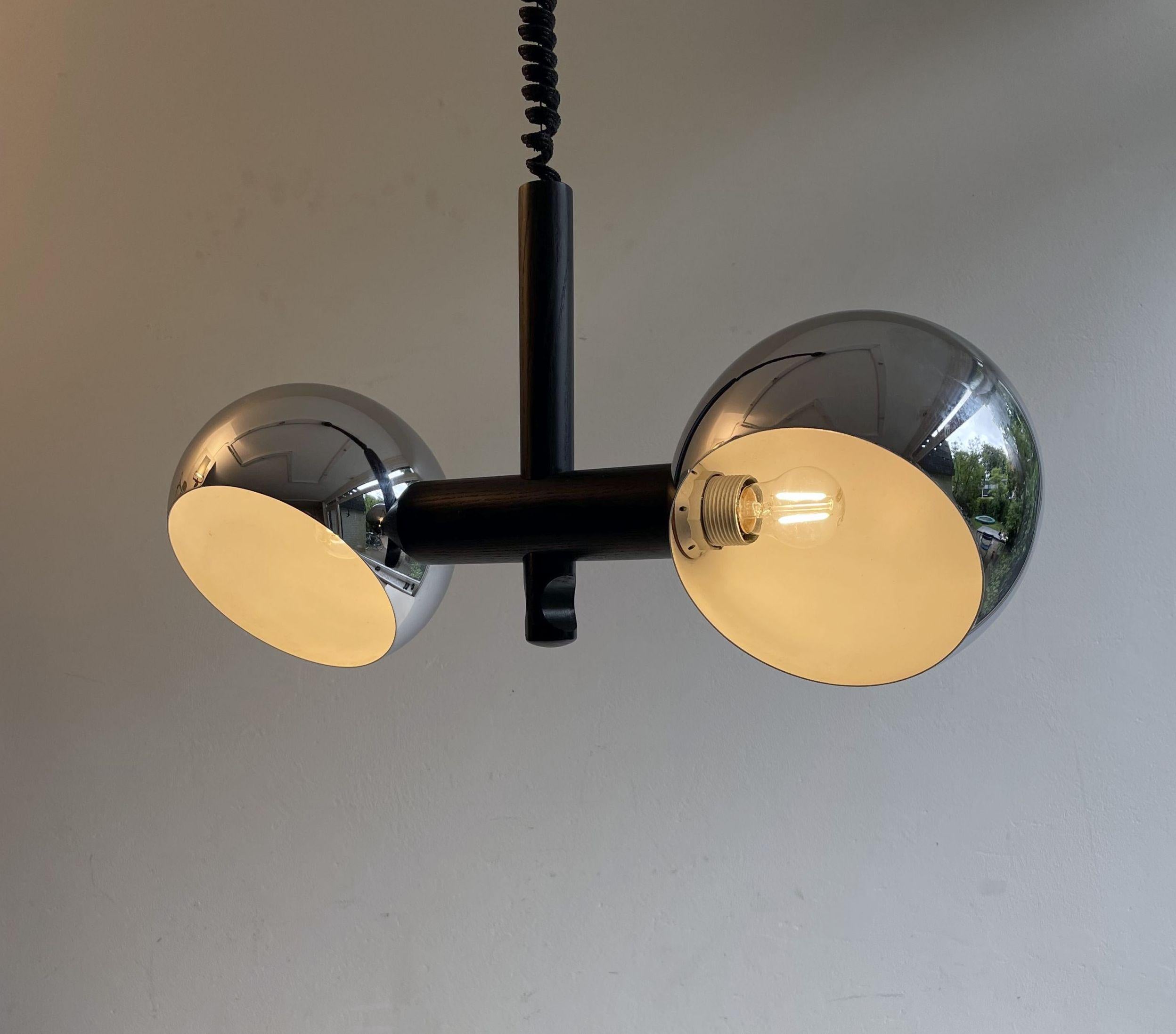 Lampada a sospensione a doppia sfera cromata Temde Anni Settanta In condizioni buone in vendita a DOORWERTH, NL