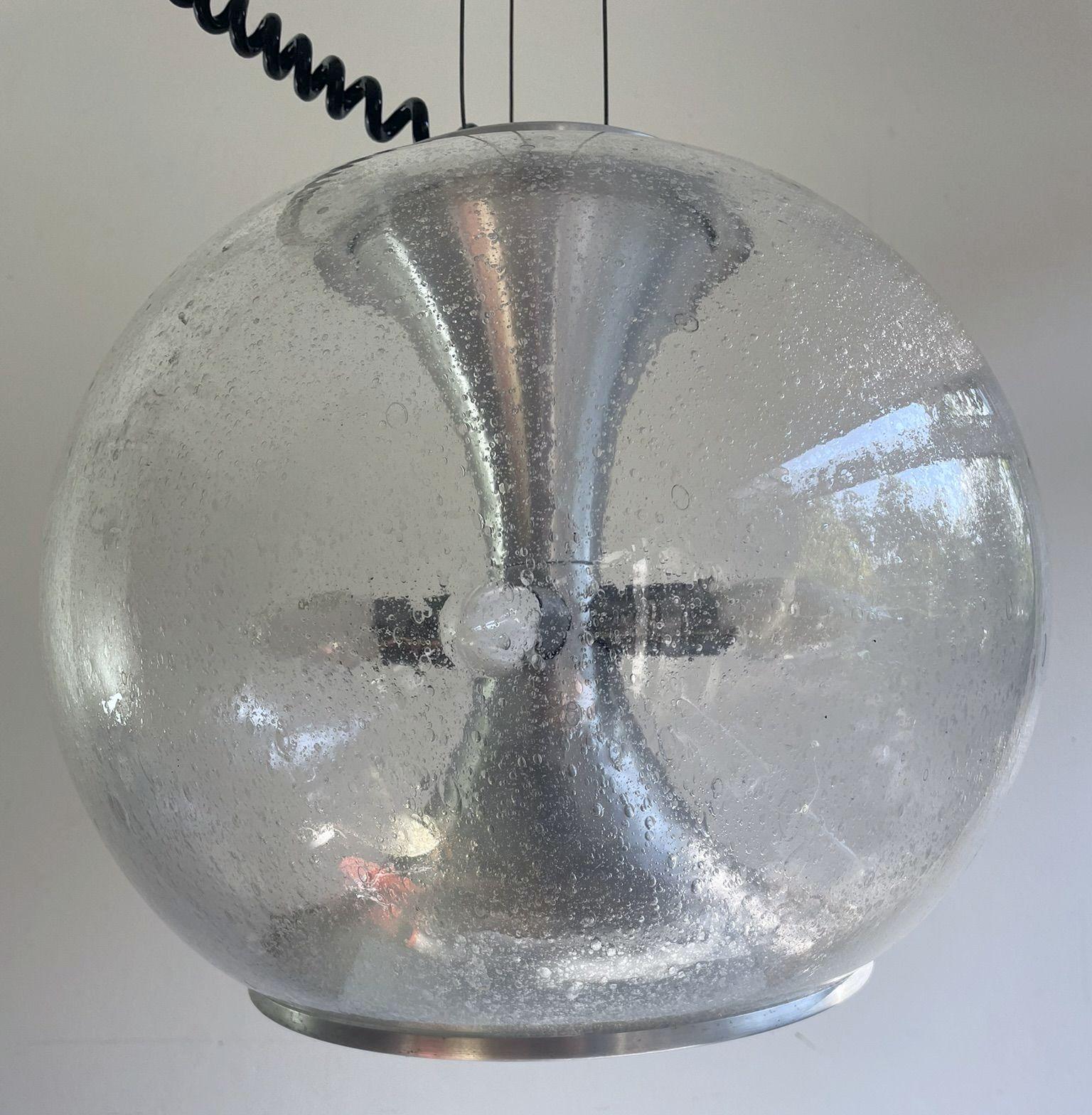 Lampada a sospensione a sfera in vetro Temde anni '70 in vendita 3