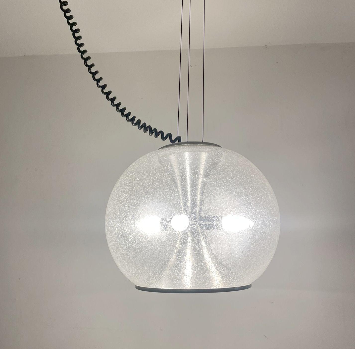 Lampada a sospensione a sfera in vetro Temde anni '70 in vendita 7
