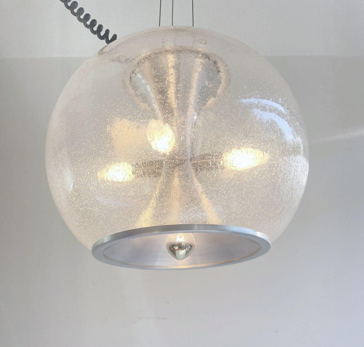 Lampada creativa dell'eccezionale produttore di lampade Temde. Svizzera, anni '70.
Altezza regolabile.

Condizioni vintage molto buone.