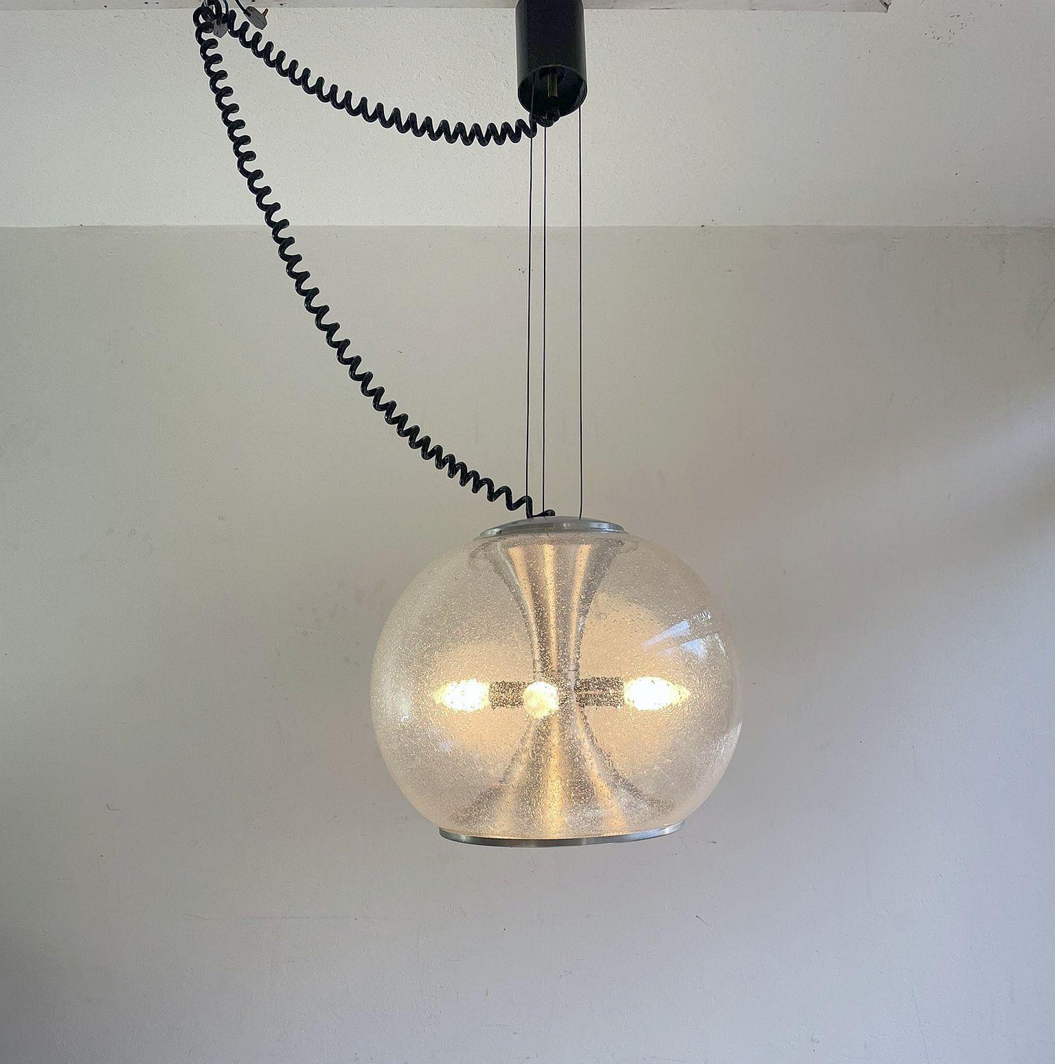 Mid-Century moderno Lampada a sospensione a sfera in vetro Temde anni '70 in vendita