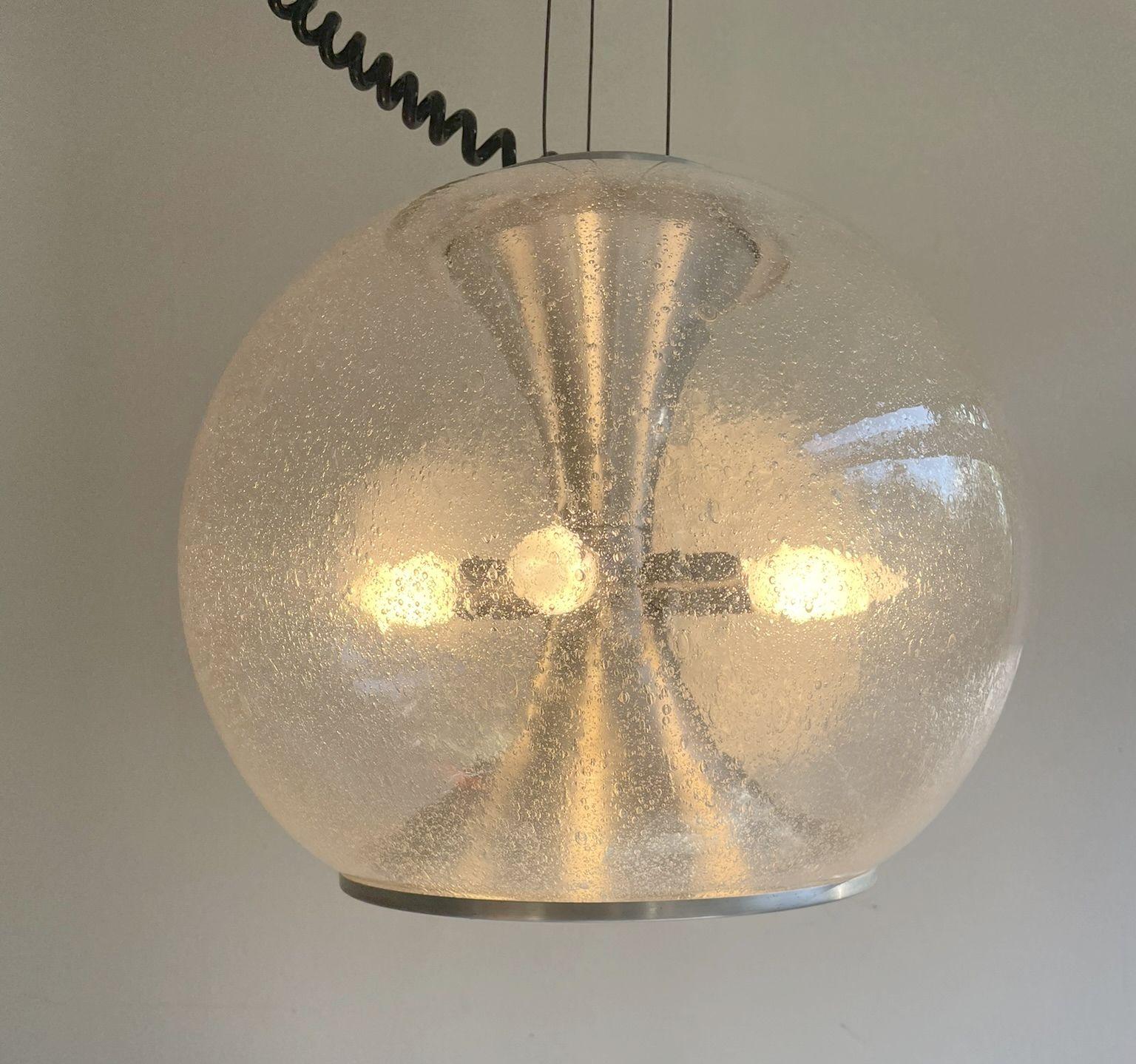 Svizzero Lampada a sospensione a sfera in vetro Temde anni '70 in vendita