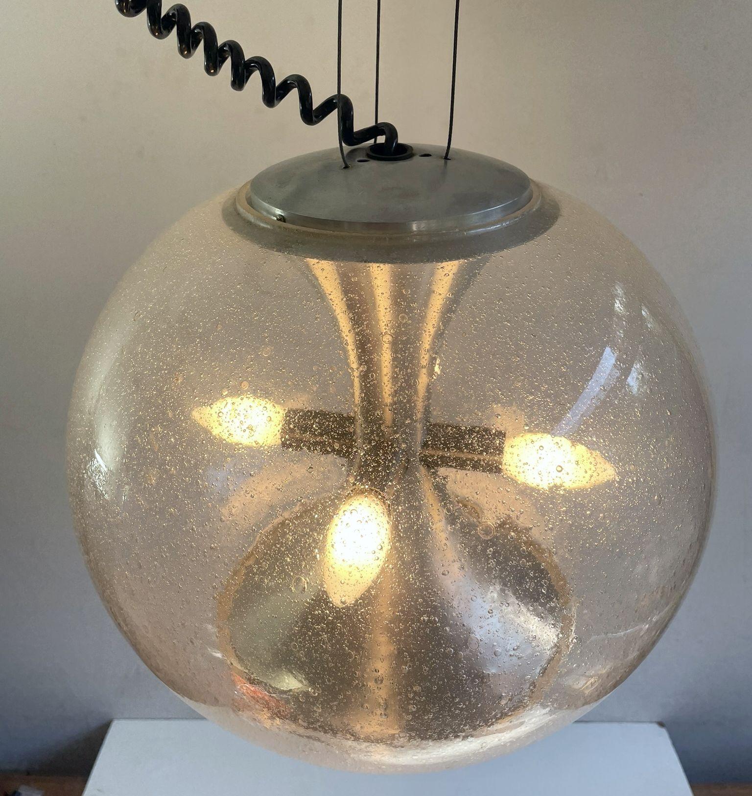 Lampada a sospensione a sfera in vetro Temde anni '70 in vendita 1