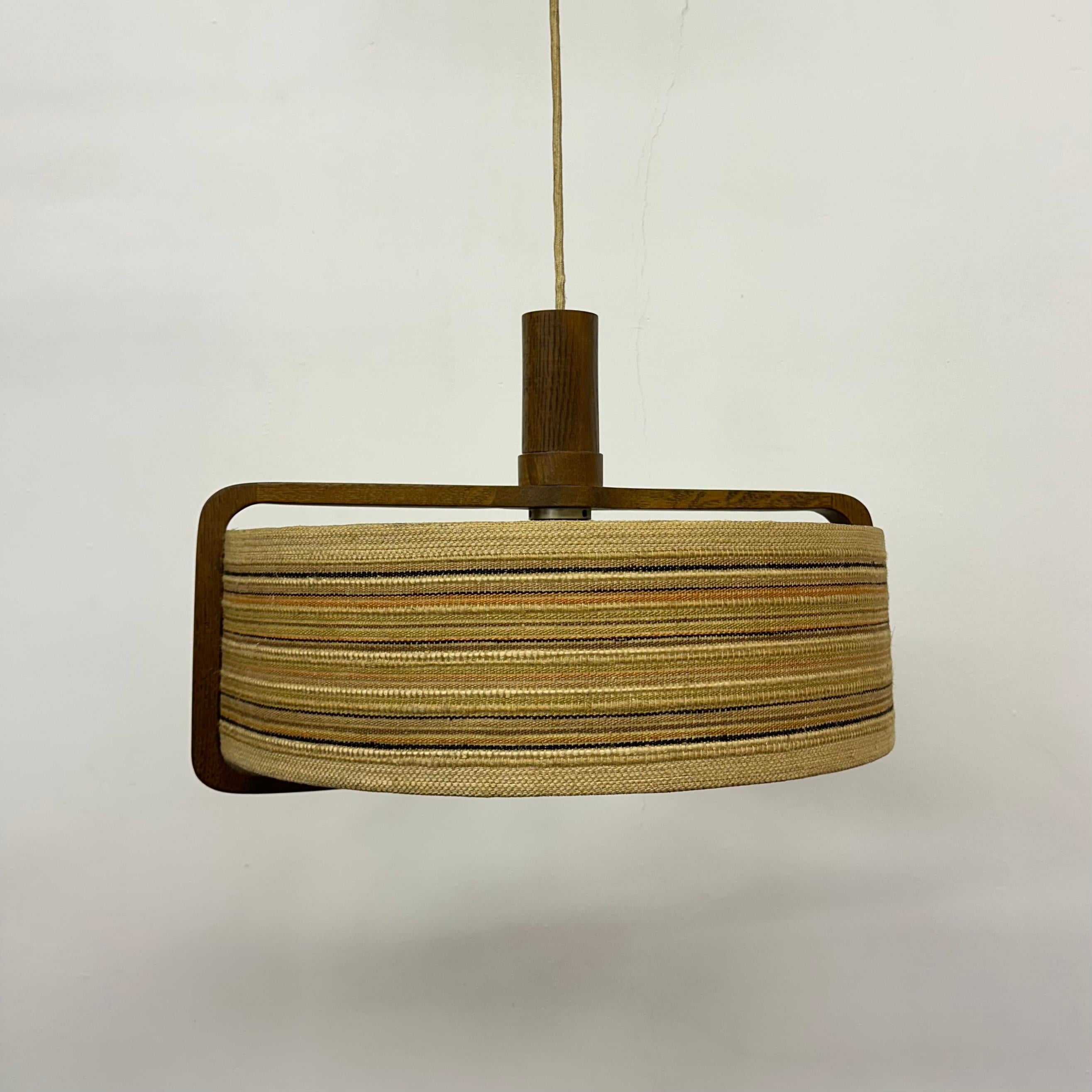 Lampada a sospensione Temde Leuchten in legno di teak , anni '70

Dimensioni: Diametro 49 cm, altezza 102 cm (regolabile)
Contiguità: Buono
Materiale: Wood , Fabrice
