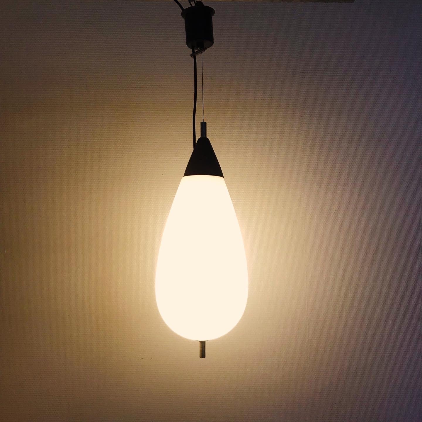 tembe leuchten Wassertropfenlampe, mit opalisierendem Glas, das ein sehr schönes Licht verbreitet, sie wird mit 2 Drähten angeschlossen; die Lampe ist innen gesockelt; sie kann variiert werden;Temde-Leuchten und Temde AG war ein
