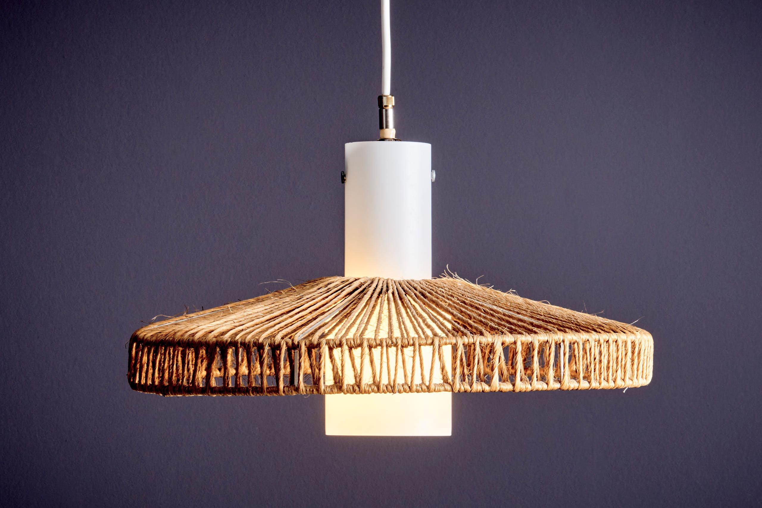 Lámpara colgante de teca y cuerda de sisal de Temde Suiza, años 60. Una luz bellamente elaborada con una pantalla de cuerda tejida, cálidos detalles de teca y un difusor cilíndrico de cristal opalino en el centro que proporciona un suave y cálido