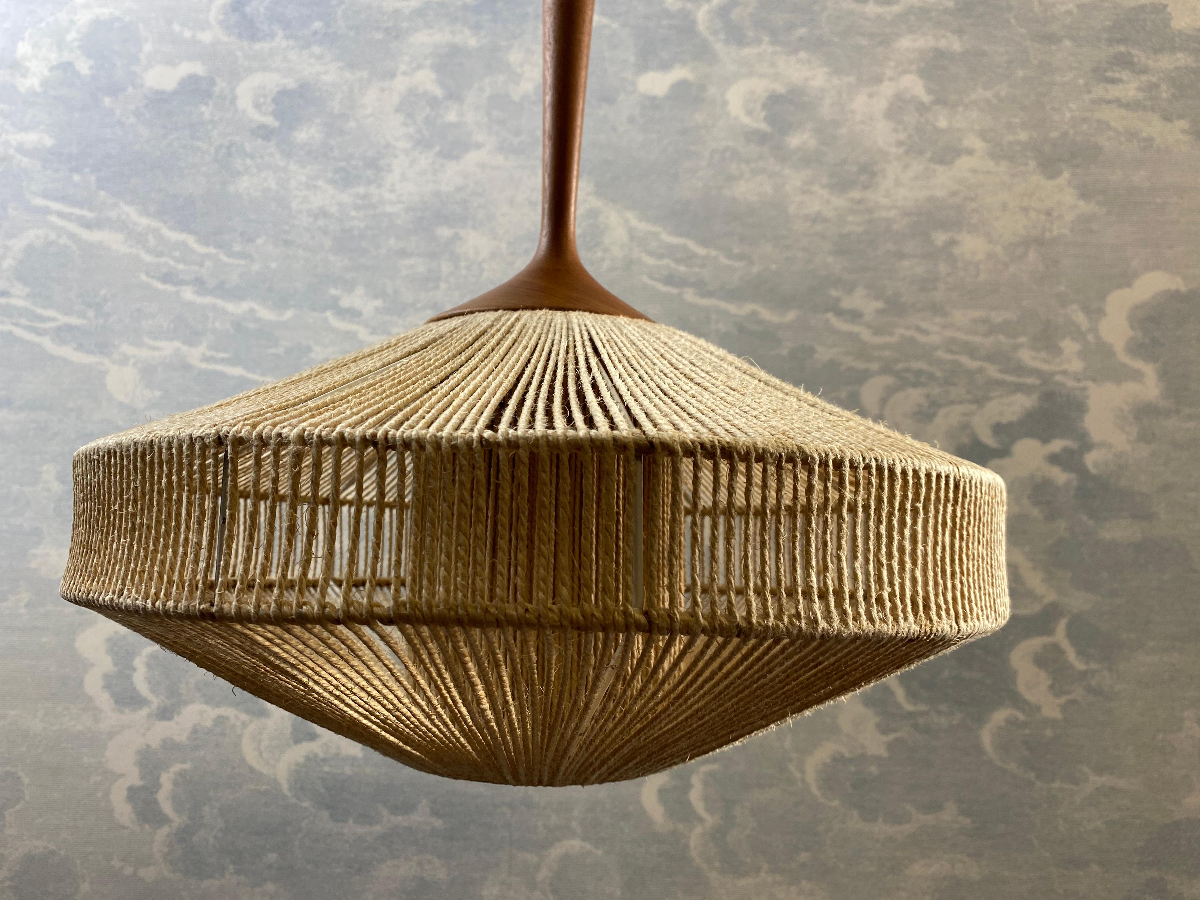 Prodotta da Temde Leuchten in Svizzera all'inizio degli anni '60, questa lampada a sospensione d'avanguardia presenta un paralume in sisal quasi simile a un UFO, tenuto in posizione da una struttura in filo di ferro e sospeso al baldacchino da