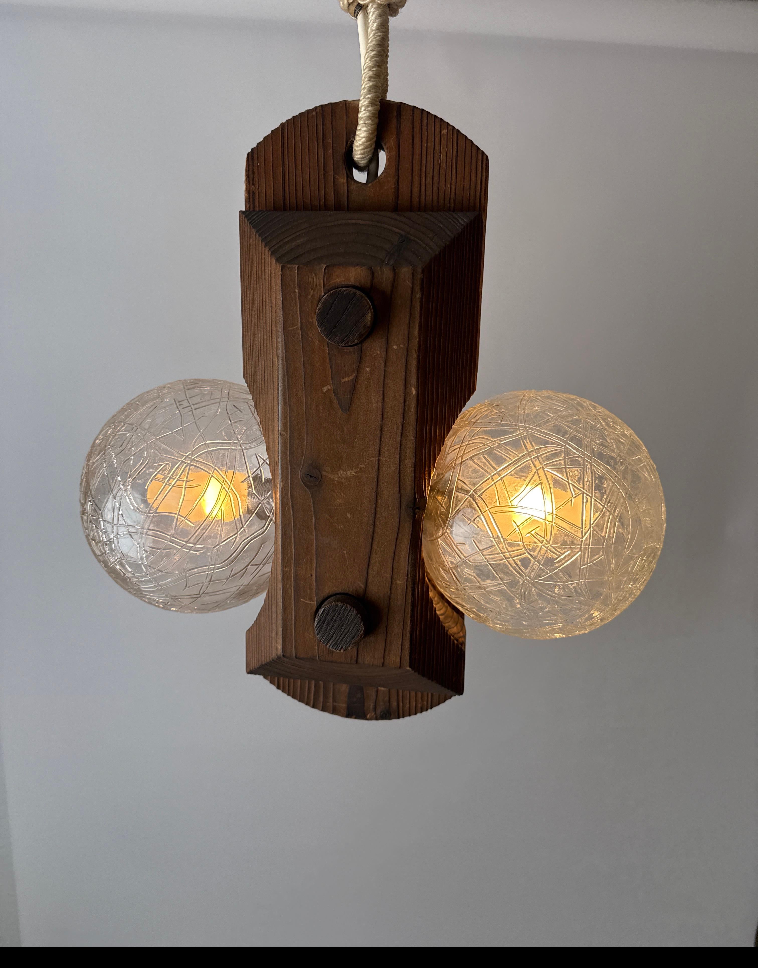 Questa lampada a sospensione di Temde è una delle sue opere migliori, con due vetri come paralumi. L'altezza totale è di 60 cm. La lampada funziona perfettamente come mostrato nelle foto ed è in buone condizioni come mostrato nel video. Questa
