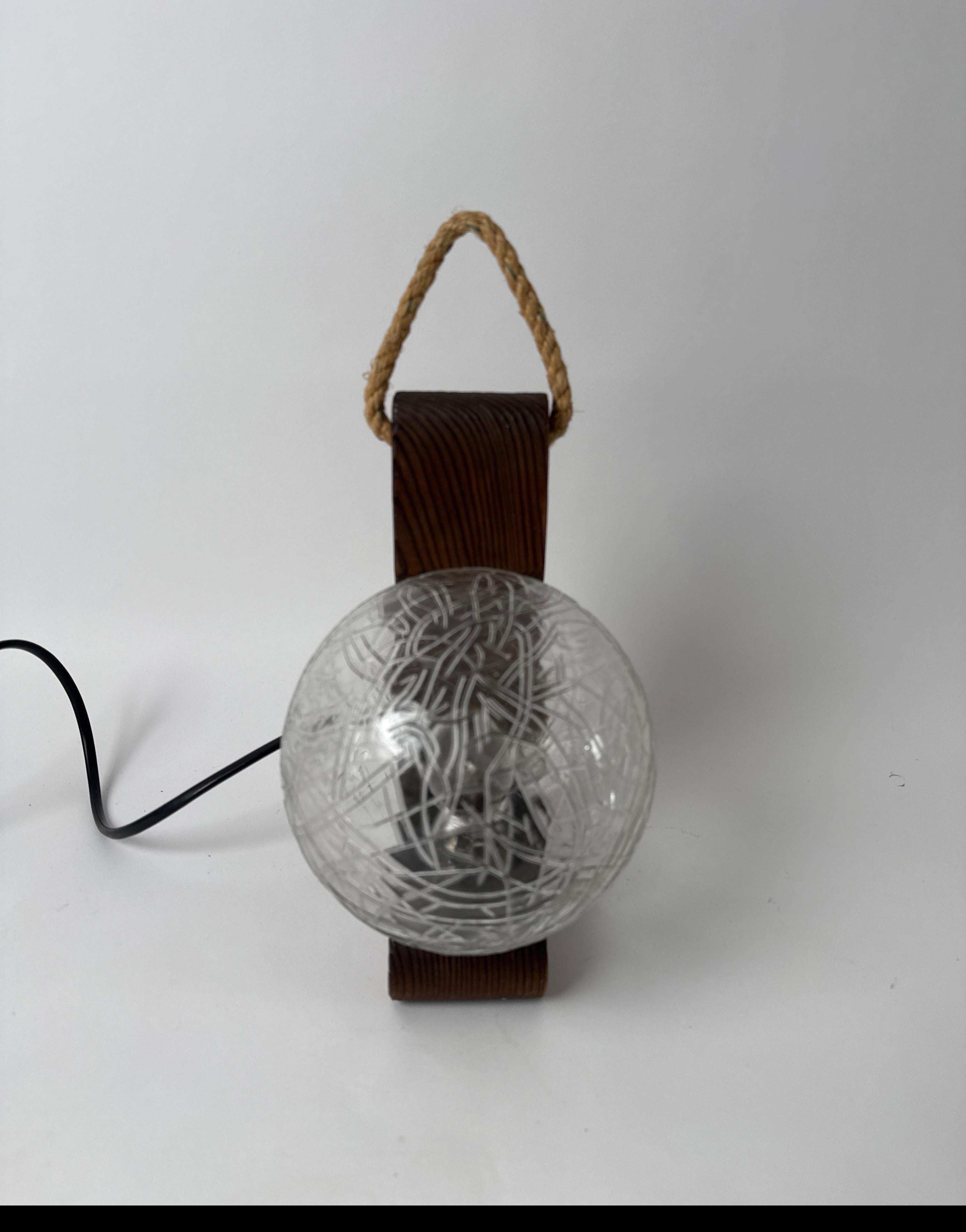 Ti presento un altro bellissimo pezzo di Temde, sempre degli anni '60. Questa lampada ha qualcosa di speciale. Questa lampada può essere utilizzata in due modi: come lampada da tavolo o da parete. Can può scegliere di usarlo nel modo che più