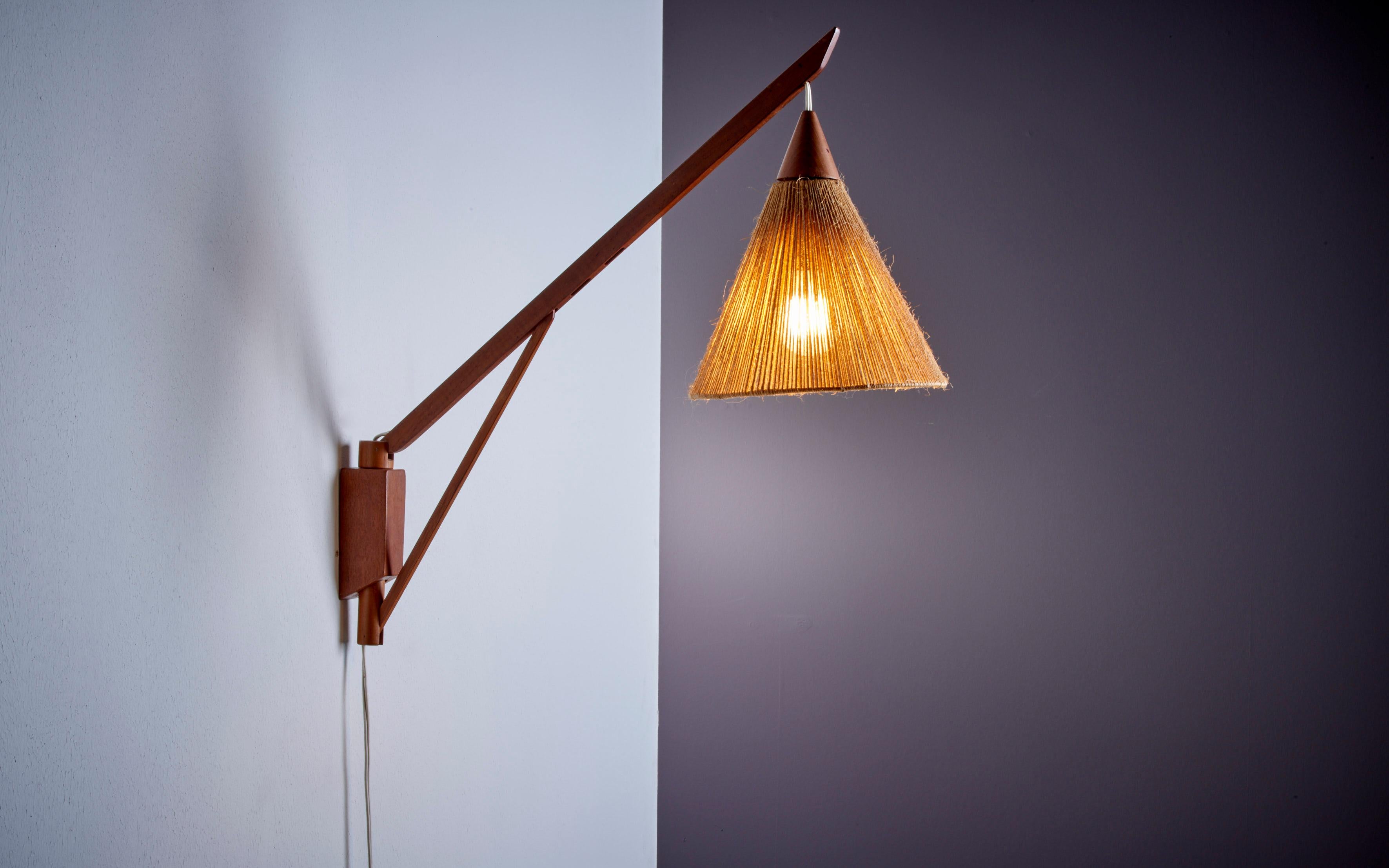 Temde Teak and Sisal wall lamp, Switzerland 1950s 
This lamp features three different height positions that can be adjusted with its teak bar. 1xE27 bulb.