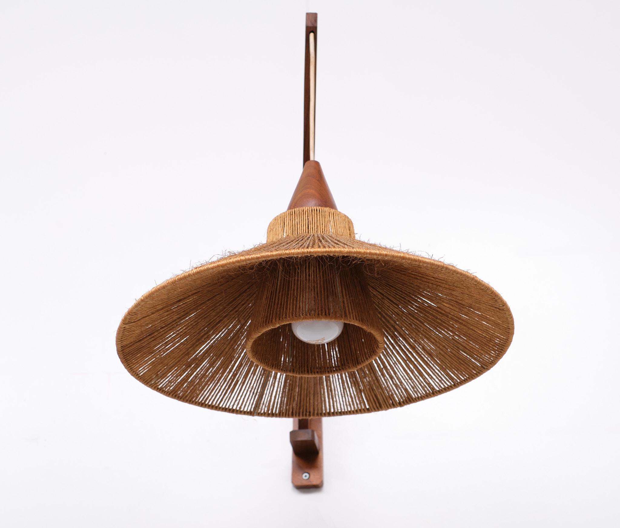 Einzigartige Wandlampe aus Teakholz, mit Sisalschirm und Innenschirm.
 Temde Leuchten 1960er Jahre Sehr guter Zustand . Eine große E27-Glühbirne erforderlich. Drehbar .

