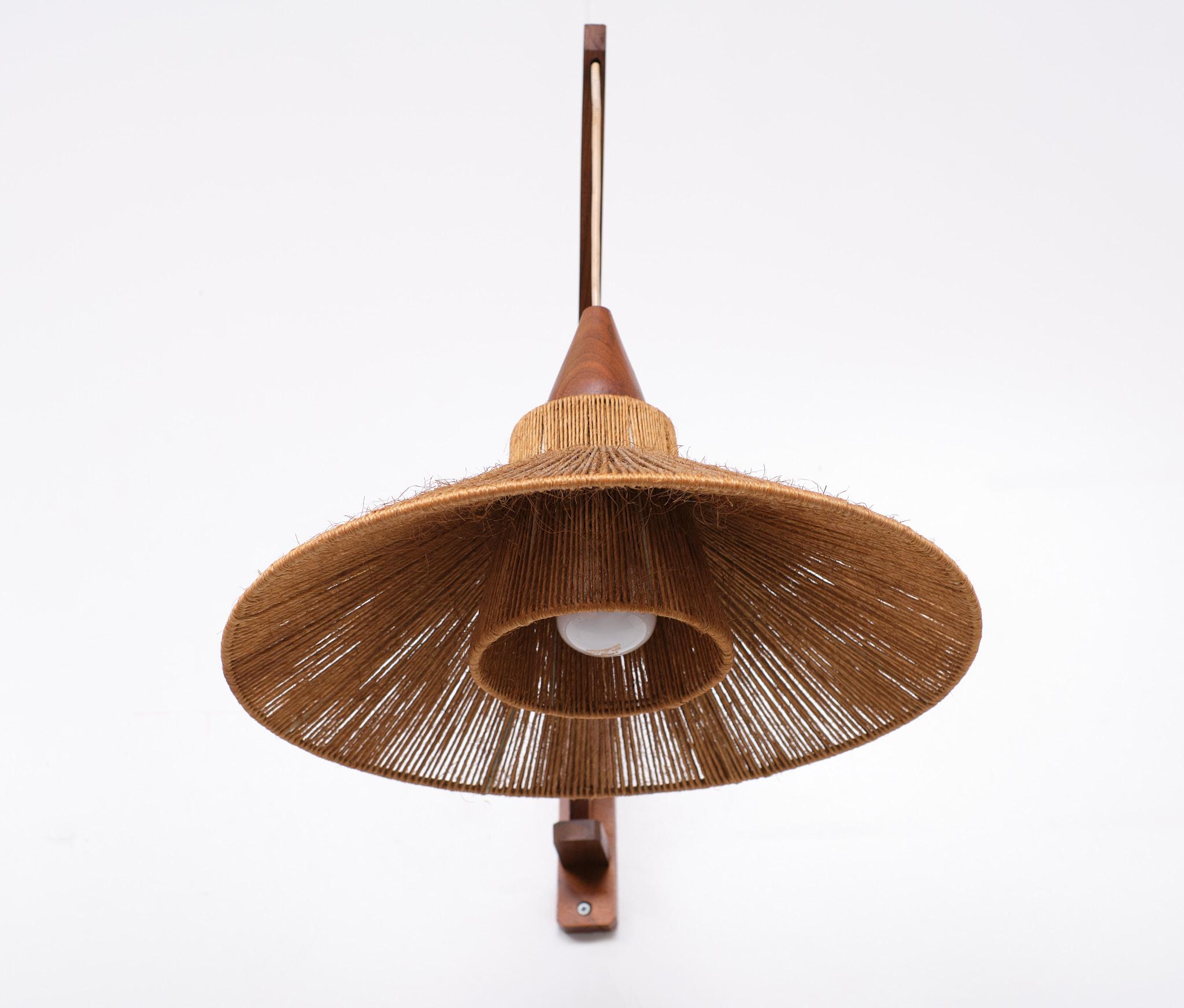 Lampe murale unique en son genre, en bois de teck, livrée avec un abat-jour en sisal et un abat-jour intérieur.
 Condit Leuchten 1960s Très bon état . Une grande ampoule E27 est nécessaire. Rotatif .

