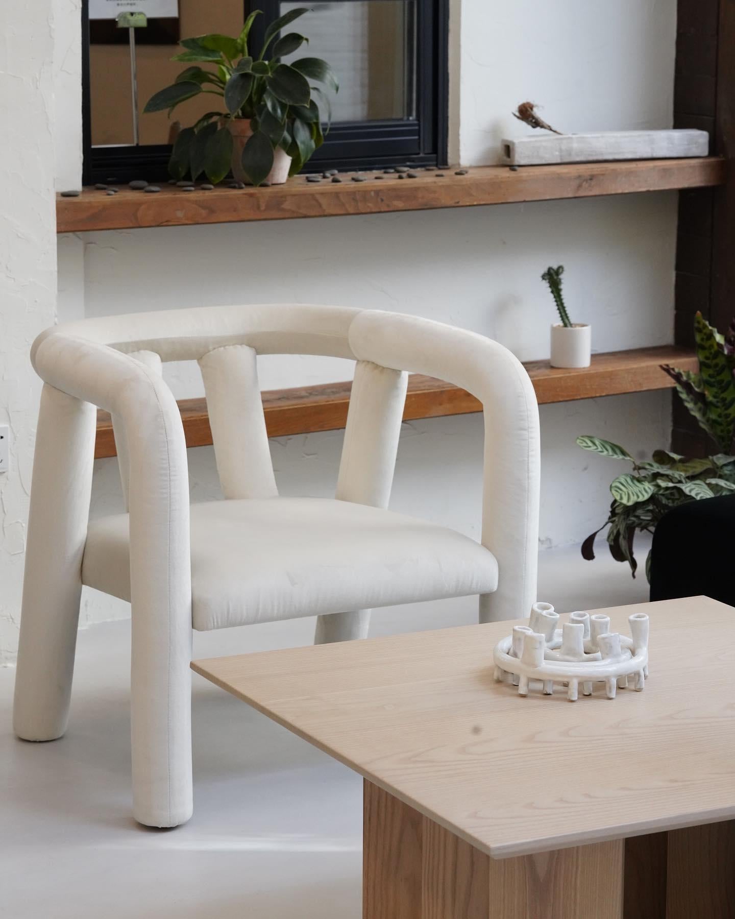 Temi Sessel von Sun at Six, minimalistischer Sessel aus lavendelfarbenem Samt im Angebot 8