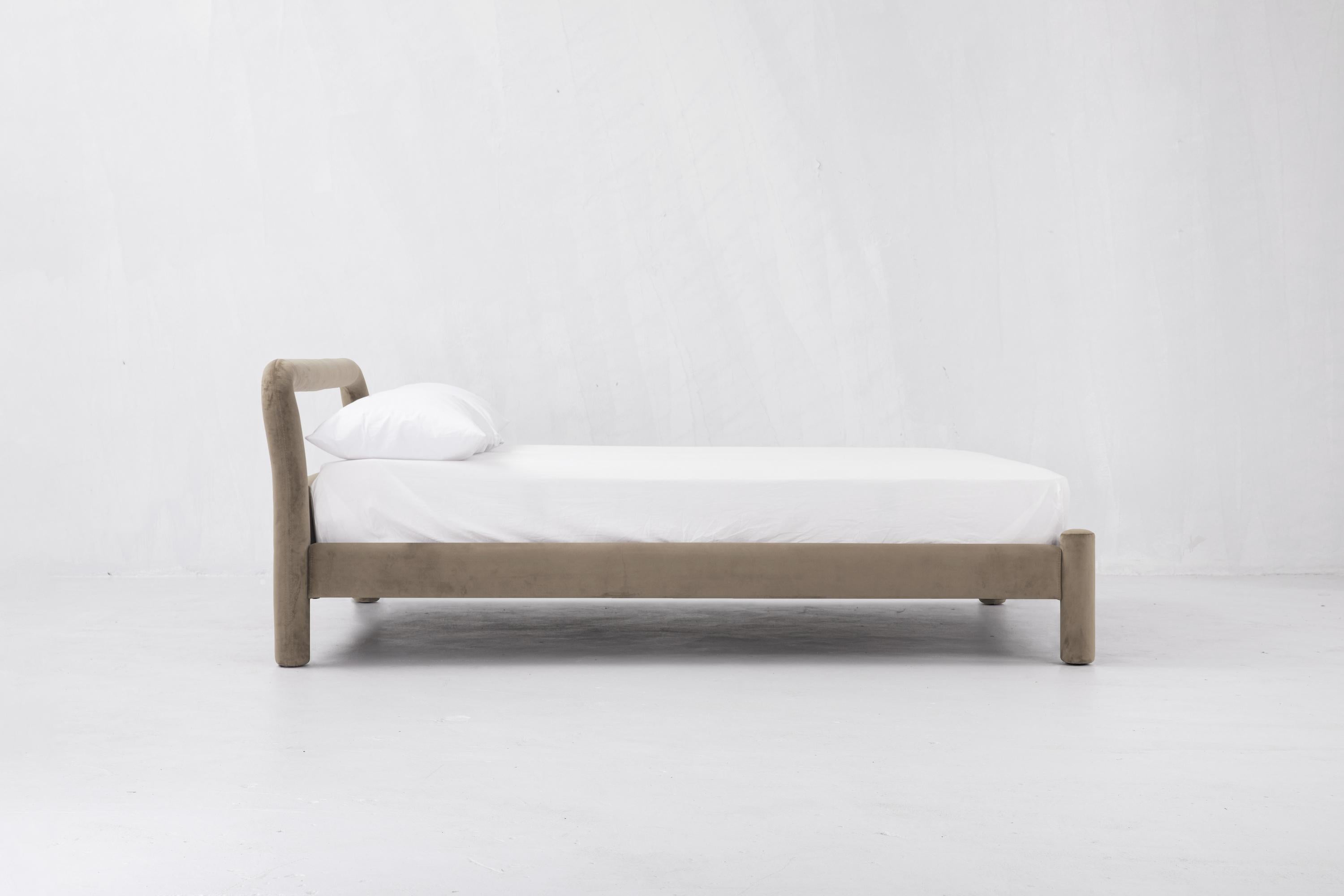 Temi Bed, Minimalist Velvet Bed (Multiple Colors) In New Condition For Sale In San Jose, CA