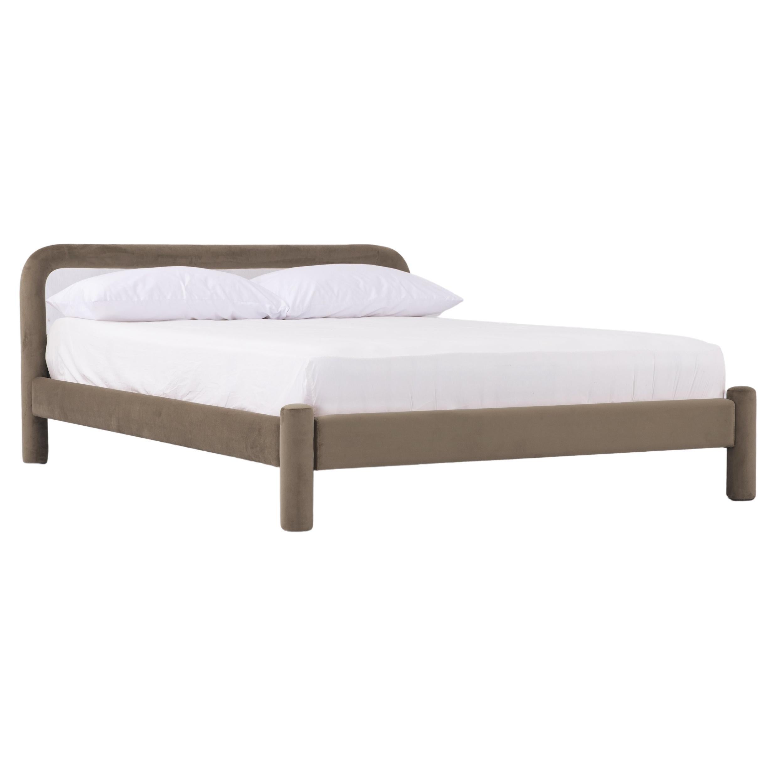 Temi-Bett von Sun at Six, minimalistisches taupefarbenes Queen-Bett im Angebot