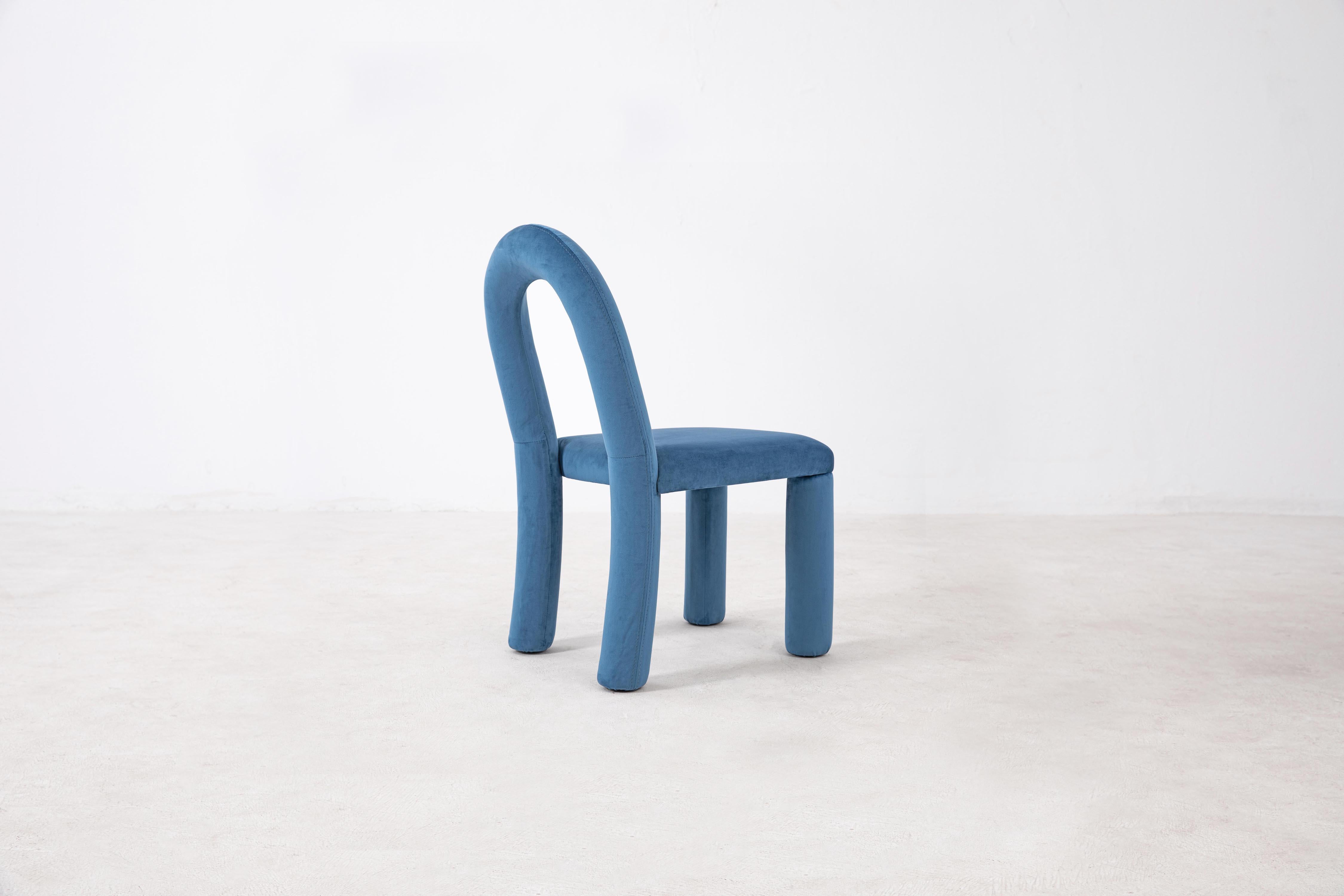 Temi Chair, Minimalist Blue Velvet Dining Chair In New Condition For Sale In San Jose, CA