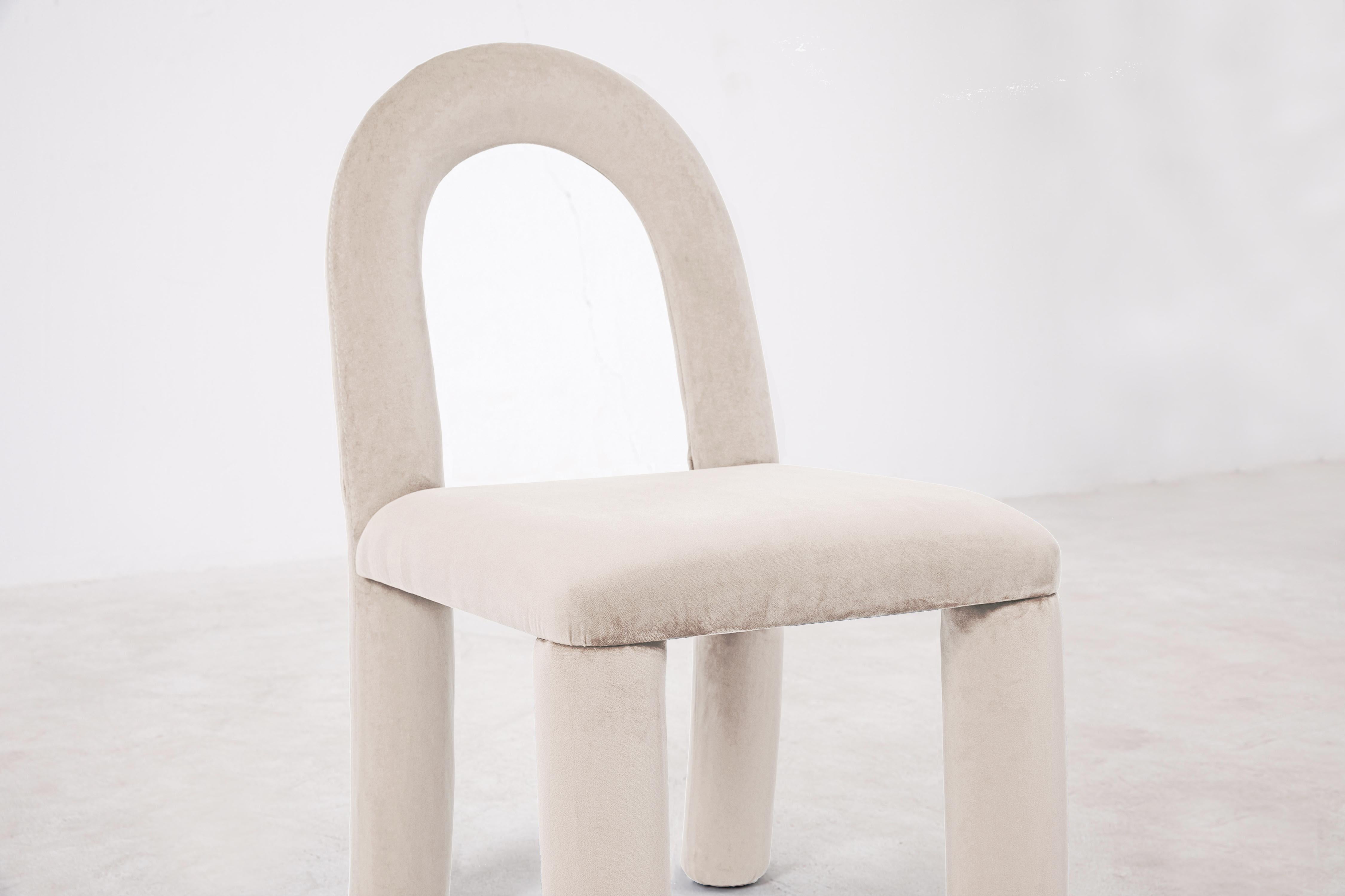 Temi Chair, Minimalist Cream Velvet Dining Chair In New Condition For Sale In San Jose, CA