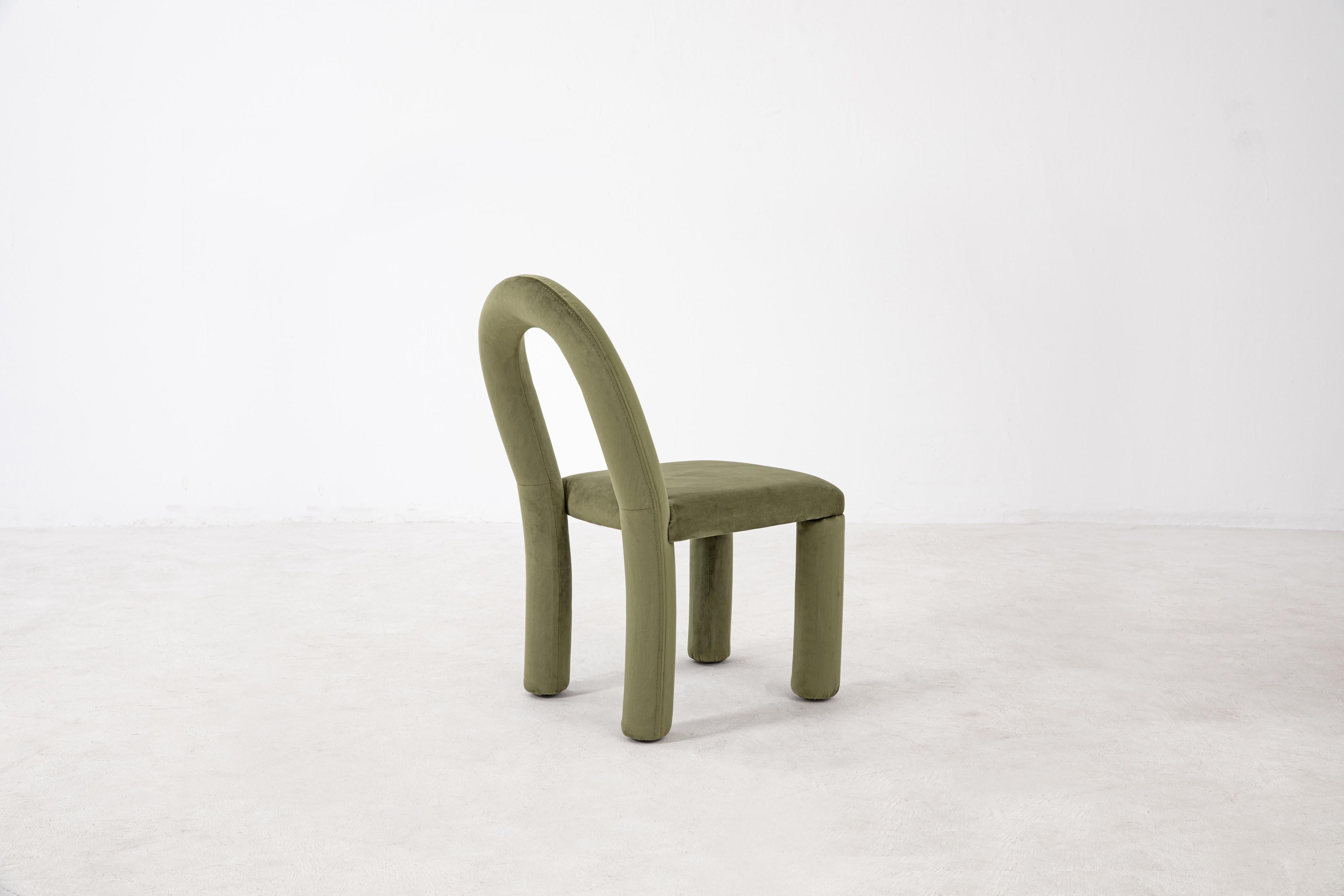 Minimaliste Chaise Temi, chaise de salle à manger minimaliste en velours vert forêt en vente