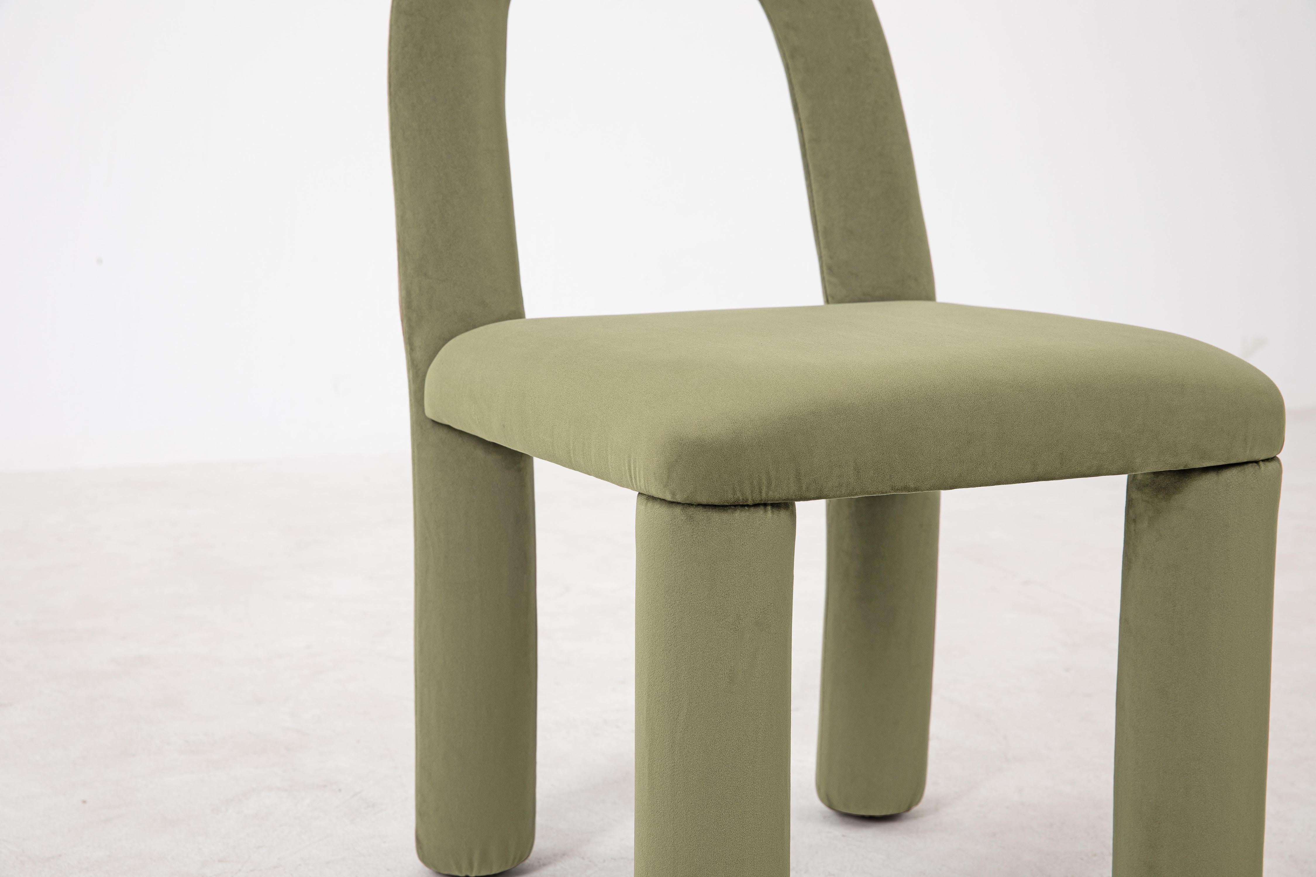 Chaise Temi, chaise de salle à manger minimaliste en velours vert forêt Neuf - En vente à San Jose, CA