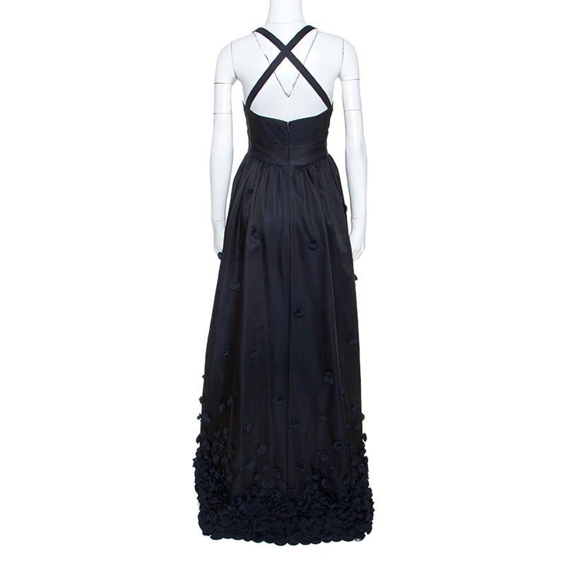 Make heads turn in this lovely gown from the house of Temperley. Crafted from a blend of quality materials, it has a gorgeous silhouette and a flattering cut. The sleeveless gown has a deep v-neck on the front, the sleeves crisscross at the back,