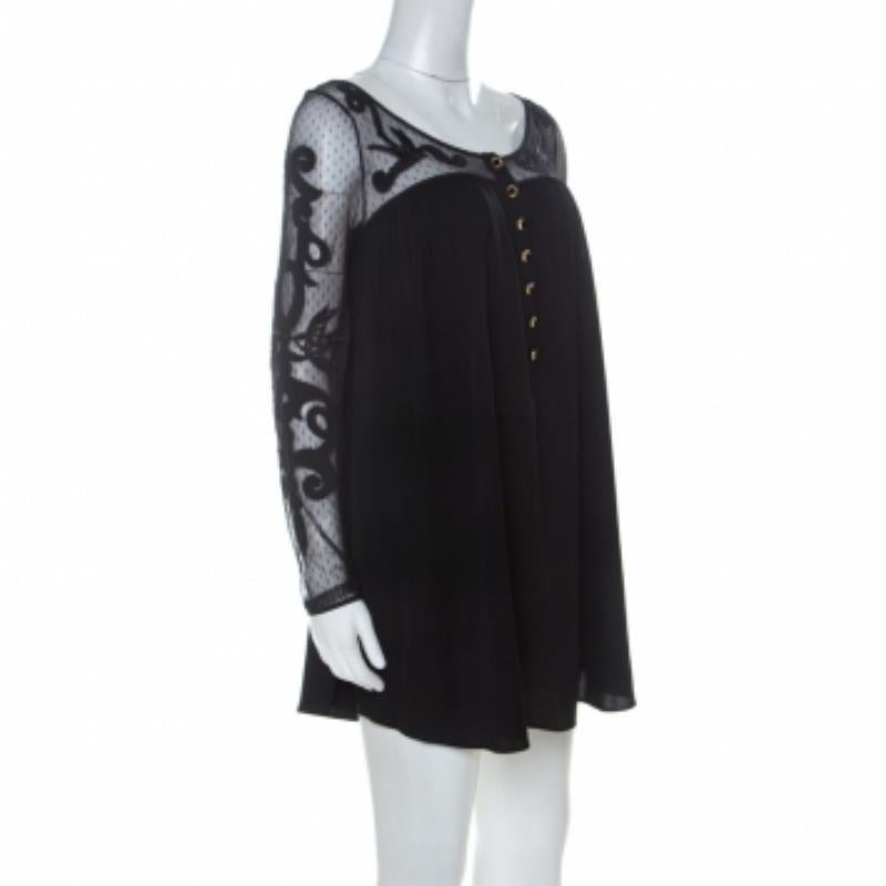 Un seul coup d'œil et vous tomberez amoureuse de cette fabuleuse tunique de Temperley. La tunique est fabriquée dans un mélange de soie et de nylon, et elle est fluide au toucher, à l'exception de l'empiècement en filet, qui est magnifiquement