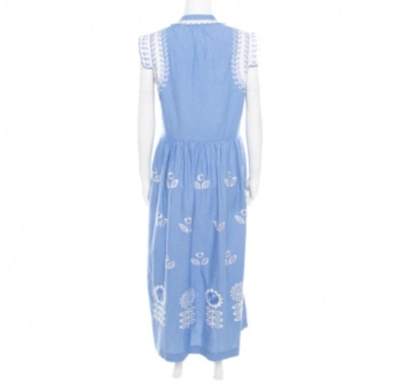 Anmut gemischt mit Mode, mit diesem Temperley-Kleid können Sie nichts falsch machen. Dieses blaue Kleid bietet sowohl Komfort als auch Stil und ist mit Knöpfen auf der Vorderseite, Muscheldetails und Blumenstickereien versehen. Sie können es mit