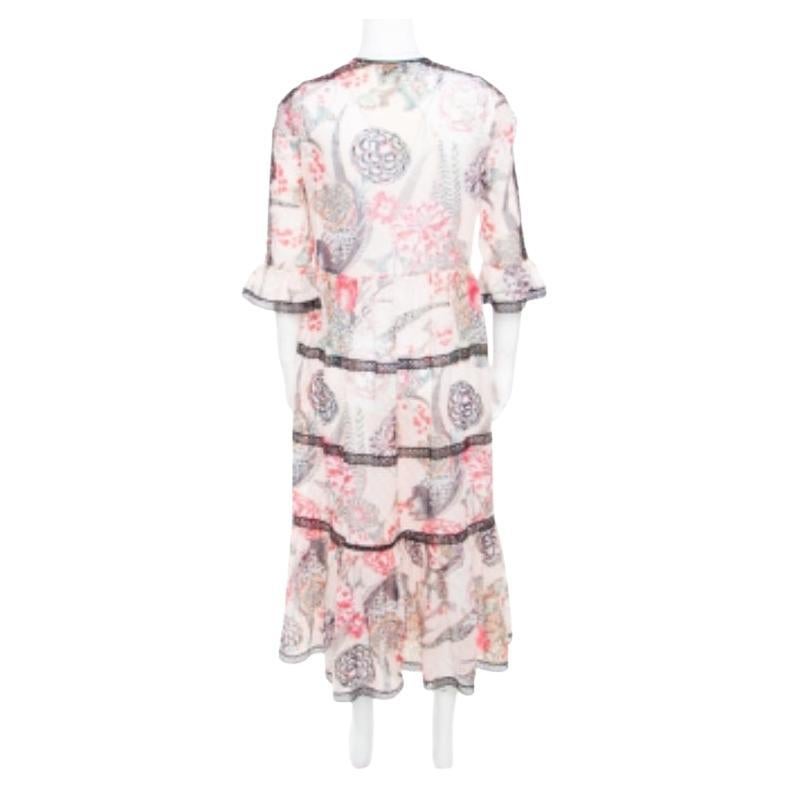 La confection de la robe est détaillée et raffinée, ce qui en fait une autre merveilleuse création de Temperley London. Il présente un style étagé, des imprimés sur toute sa surface et des points jacquard. Associez cette robe beige à des accessoires