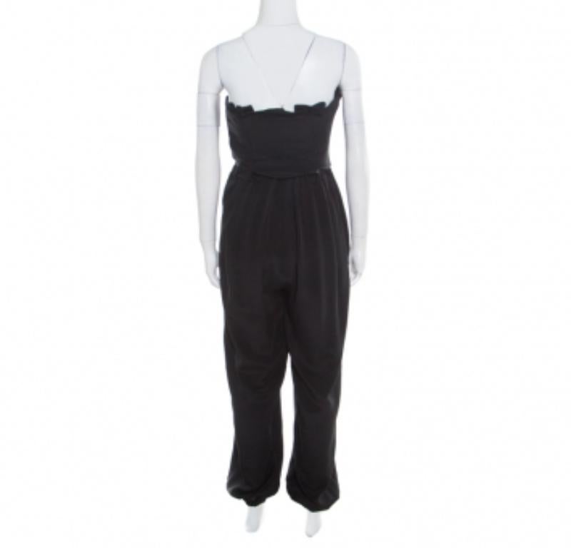 Cette combinaison harem sans bretelles de Temperley London est un mélange parfait de style sans effort et de puissance vestimentaire ! Cette création noire est confectionnée en 100 % soie et présente une silhouette plissée. Le bustier est orné d'un