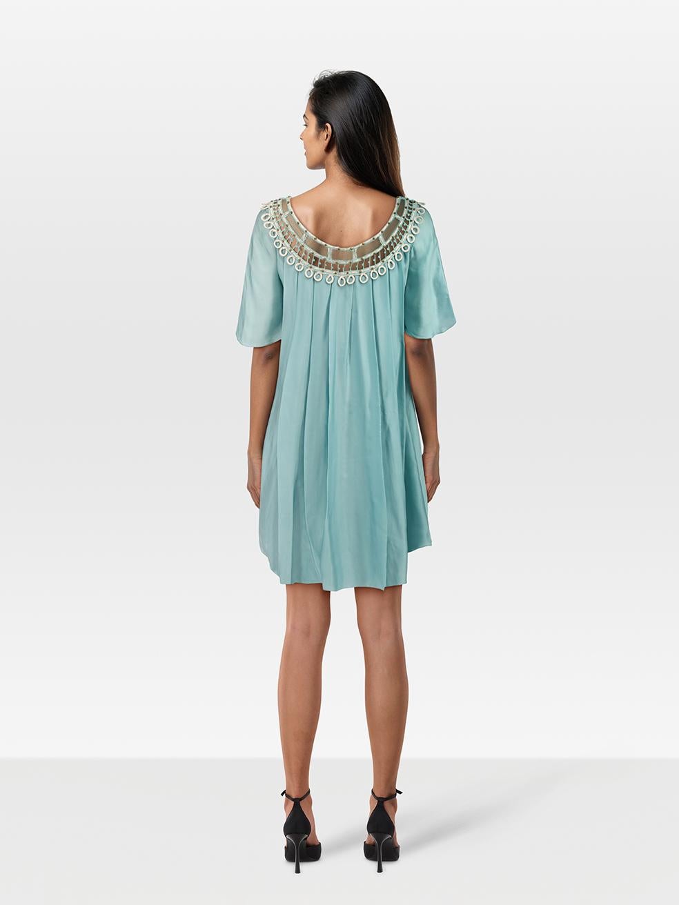 L'ÉTAT est très bon. L'usure de la robe est minime. Usure minime sur le devant, le dos et les deux manches où l'on remarque des plis au niveau du tissage. Marque sur les deux manches de cet article de revente Temperley London d'occasion.
 

