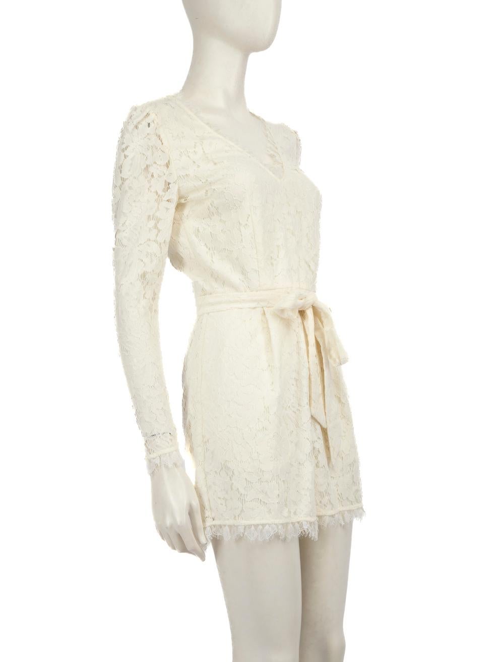 CONDITION ist sehr gut. Kaum sichtbare Abnutzungserscheinungen am Playsuit sind bei diesem Temperley London Designer-Wiederverkaufsartikel zu erkennen.
 
 Einzelheiten
 
 
 Ecru
 
 Baumwolle
 
 Strampelanzug
 
 Lange Ärmel
 
 Durchsichtige Ärmel
 
