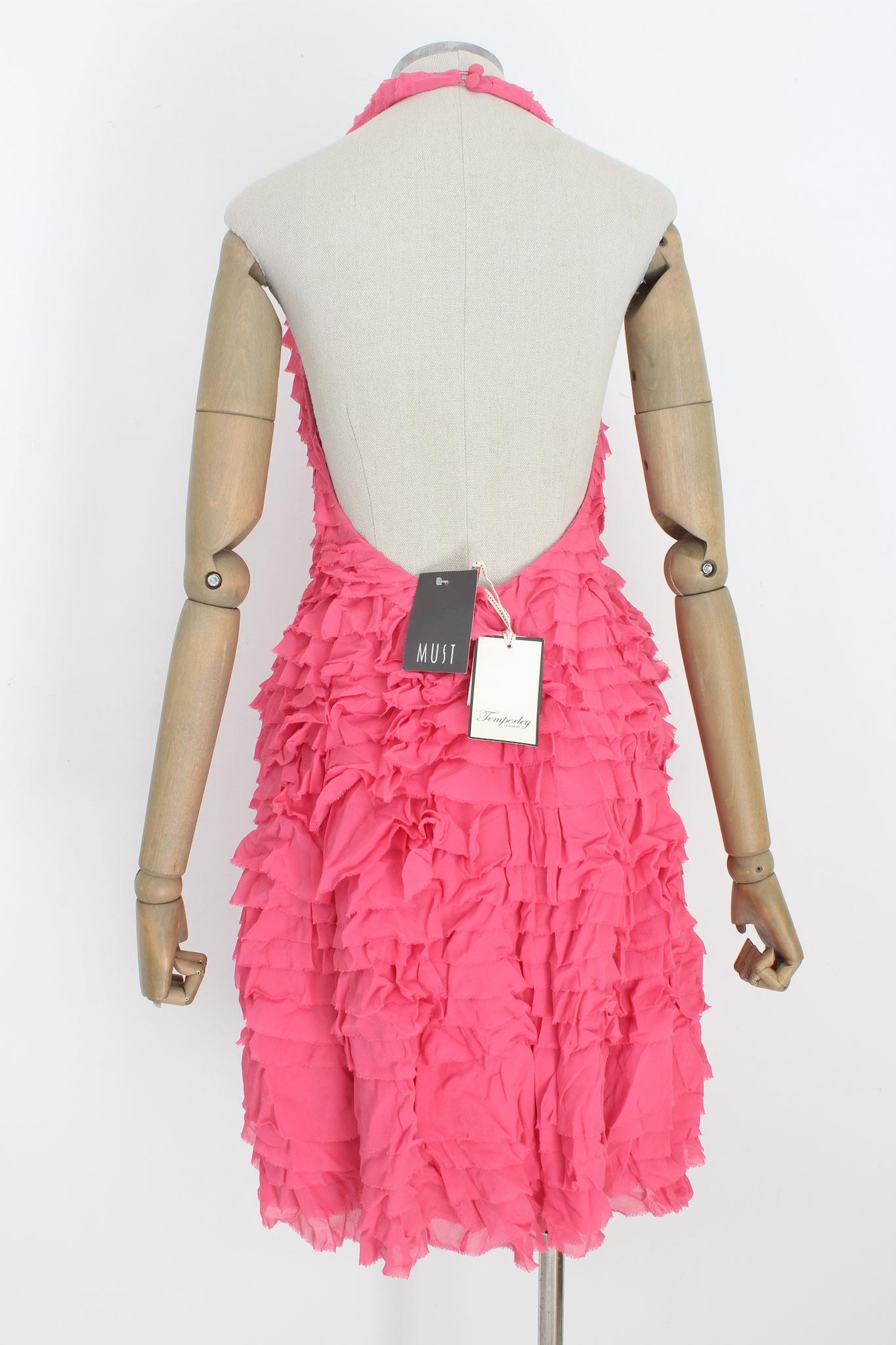 Temperley London 2000s rosa Cocktailkleid. Kleid mit Neckholder-Ausschnitt, schulterfrei. Mit Rüschen besetzt, seitlicher Reißverschluss, 100% Seidenstoff, innen gefüttert.

Größe: 40 It 6 Us 8 Uk

Oberweite/Brustumfang: 43 cm
Taille: 33 cm
Länge: