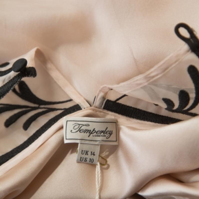 Con un bordado en contraste en el cuello, esta blusa de Temperley te dará un aire femenino. Presenta un corte relajado y mangas cortas. Puede combinarse con pantalones de pierna recta y zapatos de salón puntiagudos para un look moderno y chic.