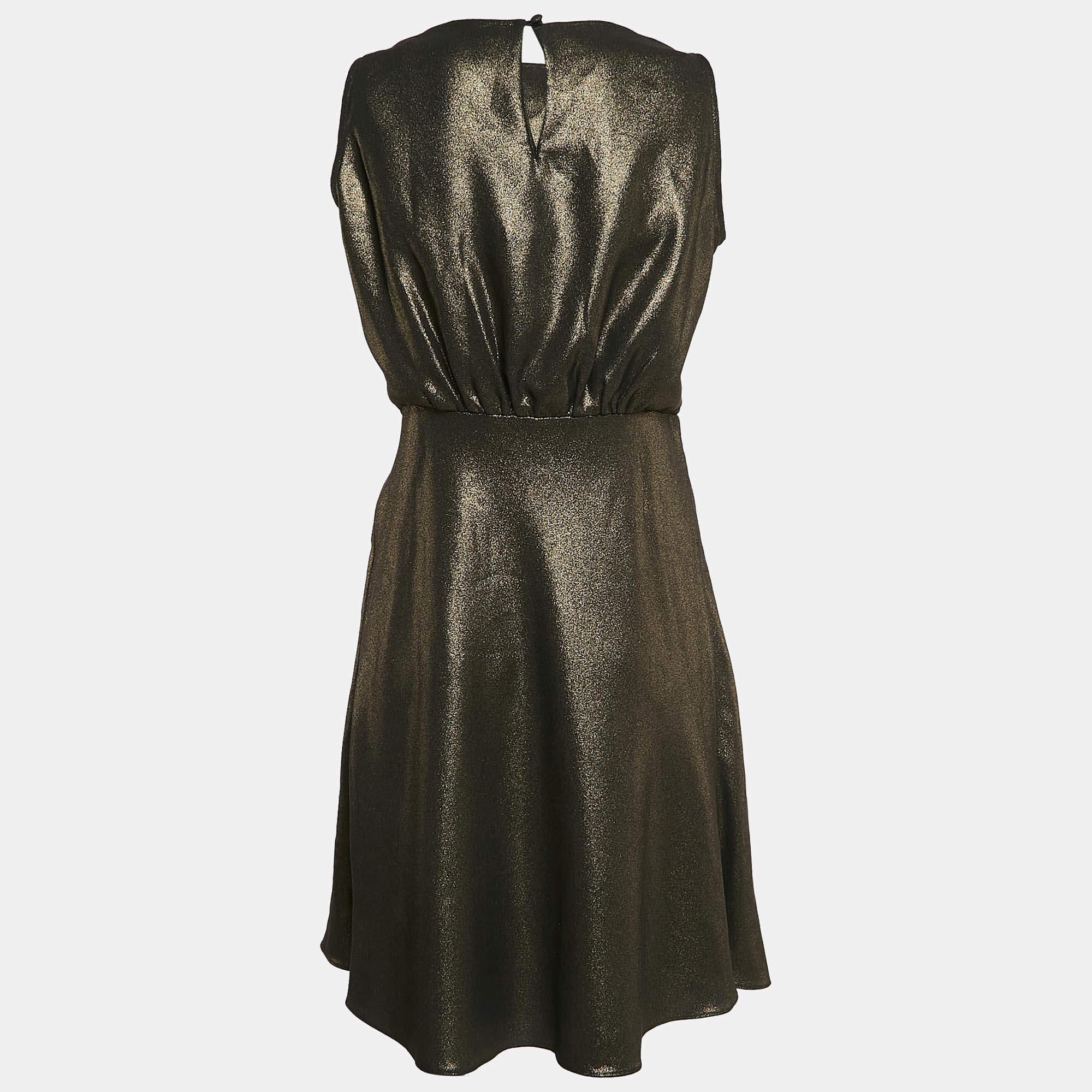 Zeitlose Eleganz mit diesem Kleid von Temperly London. Sorgfältig gefertigt  es verkörpert Anmut und Raffinesse  Damit ist sie die perfekte Wahl für alle, die eine exquisite Ergänzung ihrer Garderobe suchen.