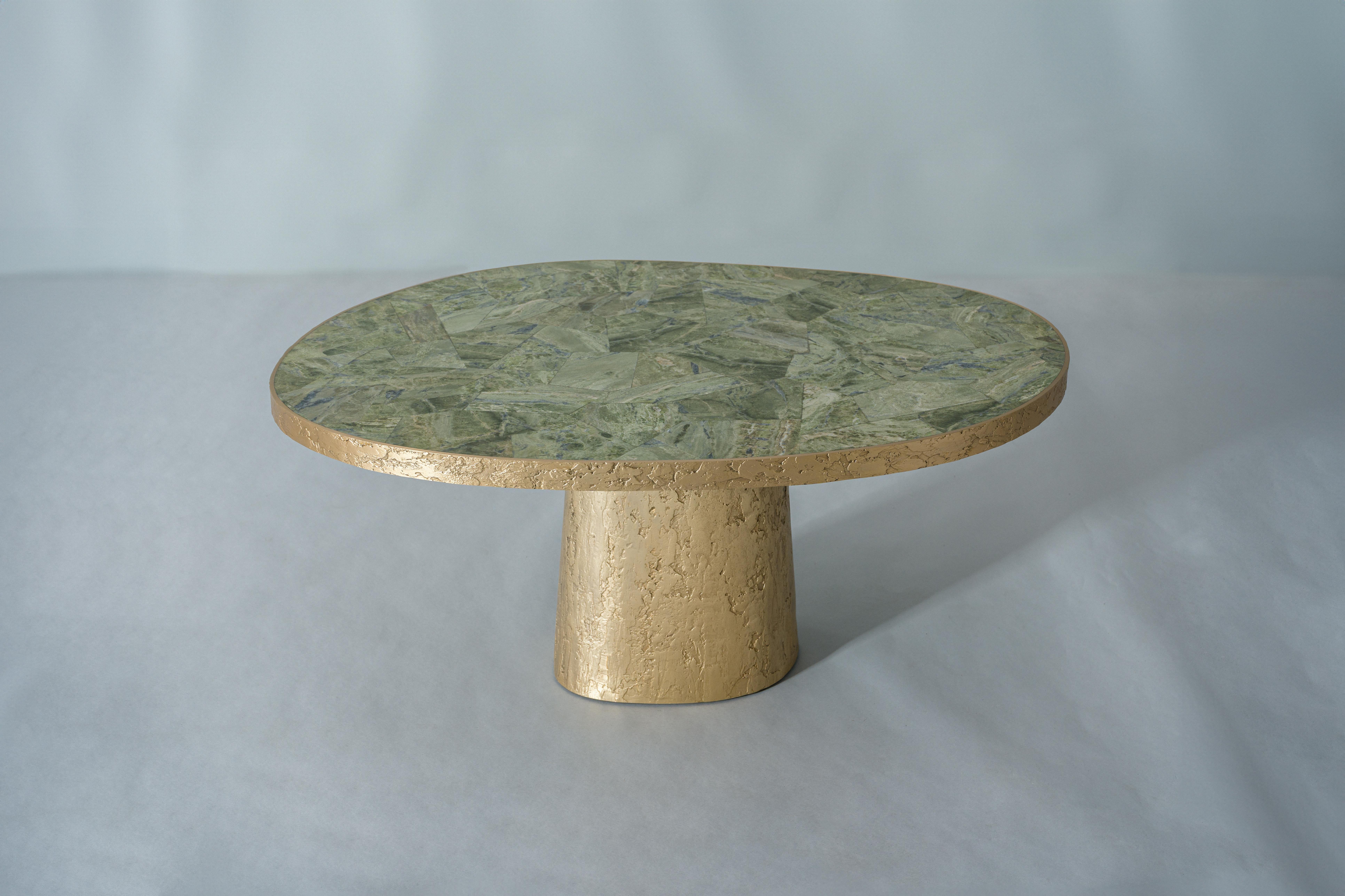 La table d'appoint Tempest est une combinaison magistrale de marqueterie de pierres semi-précieuses et de techniques de moulage de métal. La forme sculpturale de la table est rehaussée par la texture organique de la base et des bordures en bronze