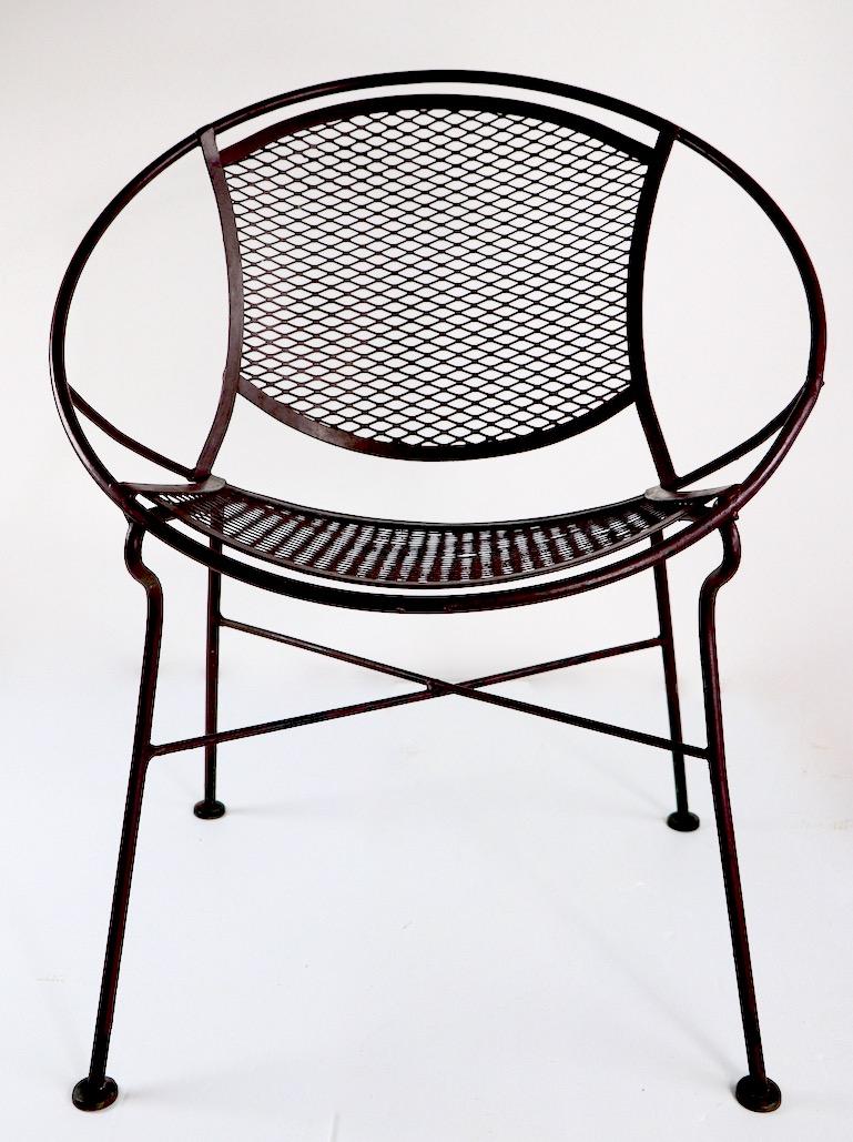 Belle chaise Radar de jardin ou de patio conçue par Tempestini, fabriquée par Salterini. Aucun dommage, aucune pliure, aucune soudure ou réparation. Cet exemple est en finition de peinture bourgogne ultérieure. Conçu à l'origine pour une utilisation