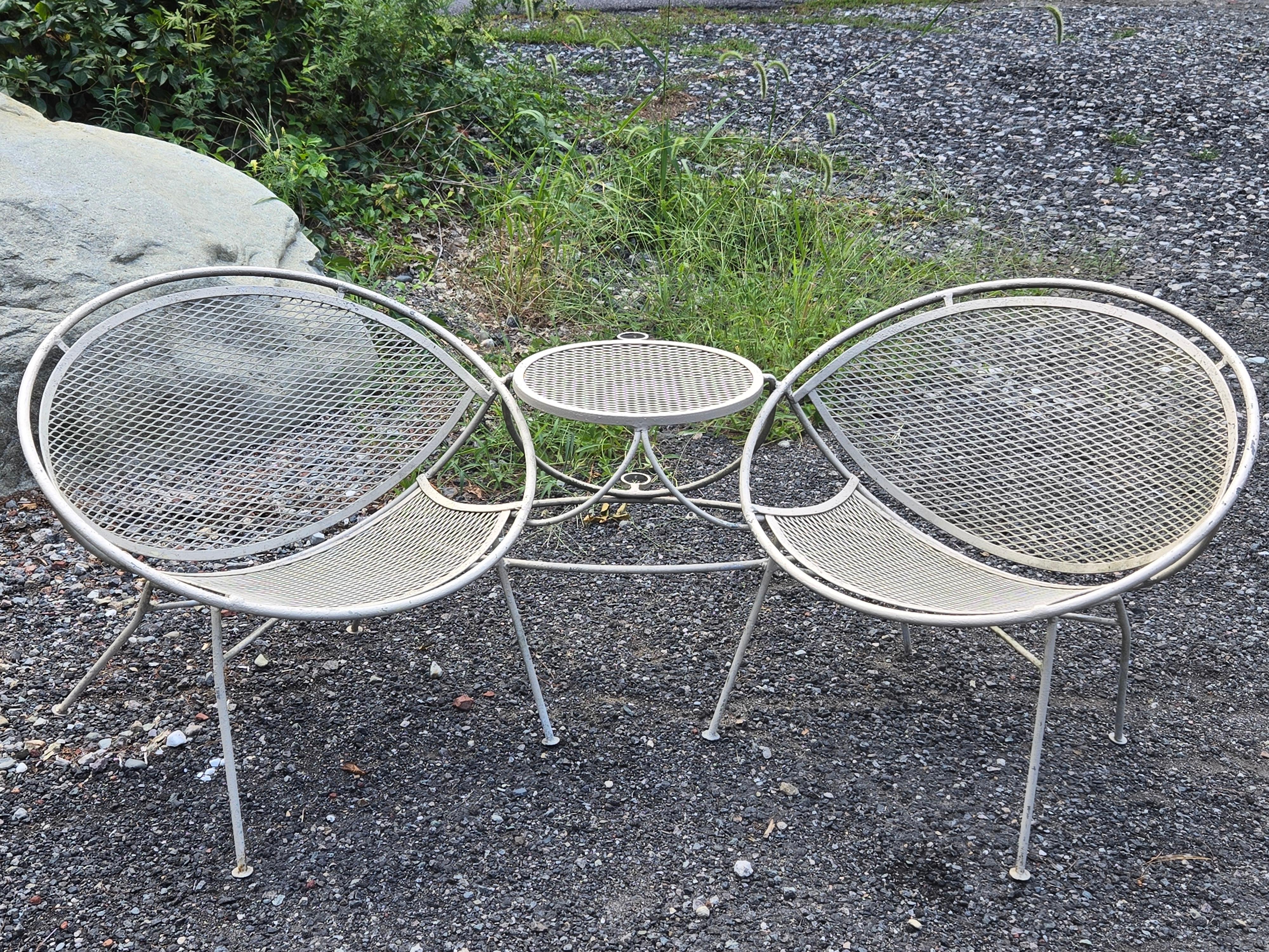 Questo set Tete-a-Tete di Maurizio Tempestini per Salterini è l'aggiunta perfetta a qualsiasi patio, terrazza o bordo piscina. Il set è composto da 2 sedie Radar in ferro battuto e da un tavolino intermedio. Il tavolo è perfetto per un cocktail e