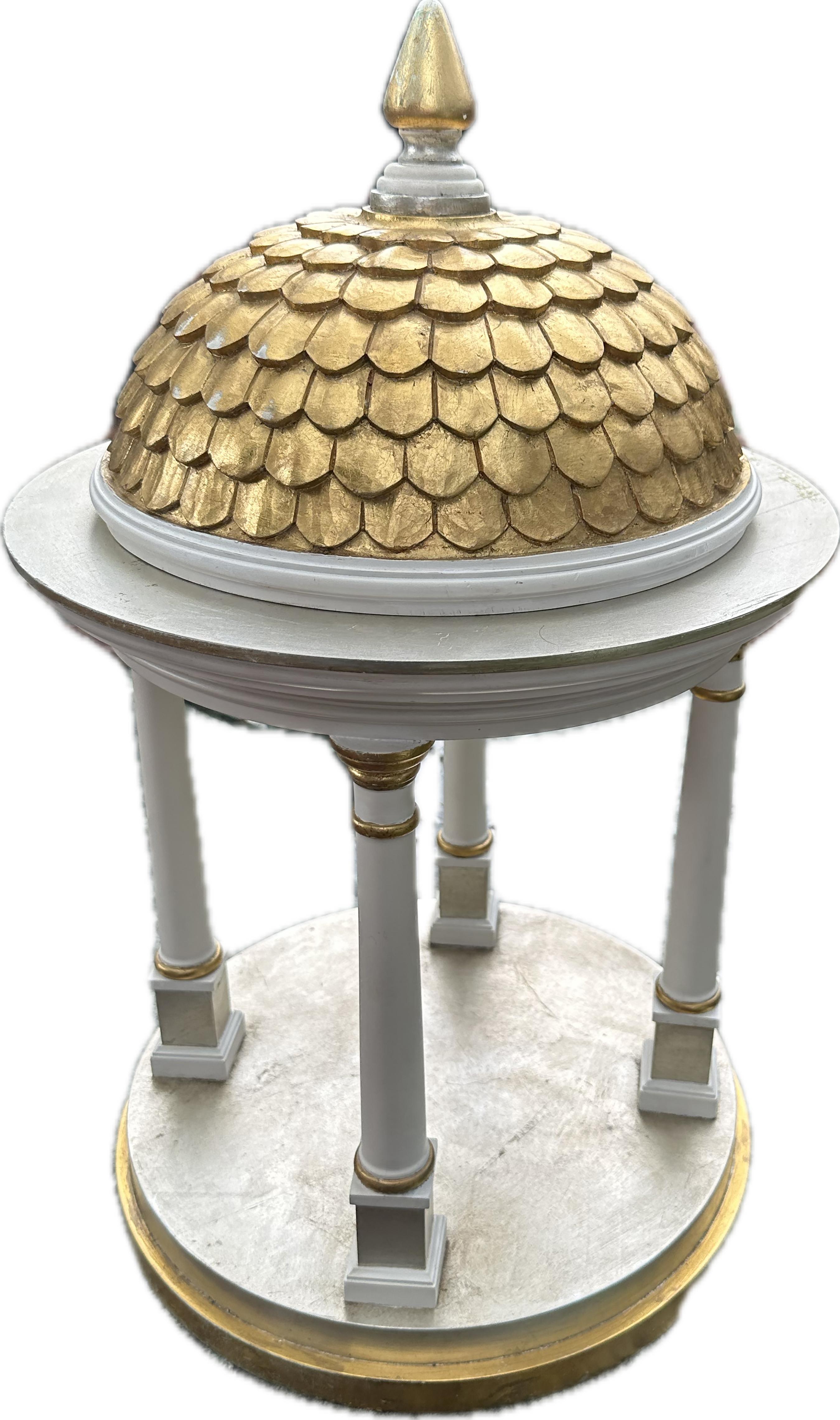 Ein elegantes Pavillonmodell im Tempietto-Stil mit einer vergoldeten romanischen Kachelkuppel. Weiß gestrichene Holzstruktur. Gestützt von vier Säulen mit vergoldeten Verzierungen und akzentuiert durch ein Finale. Der runde Sockel ist ebenfalls mit