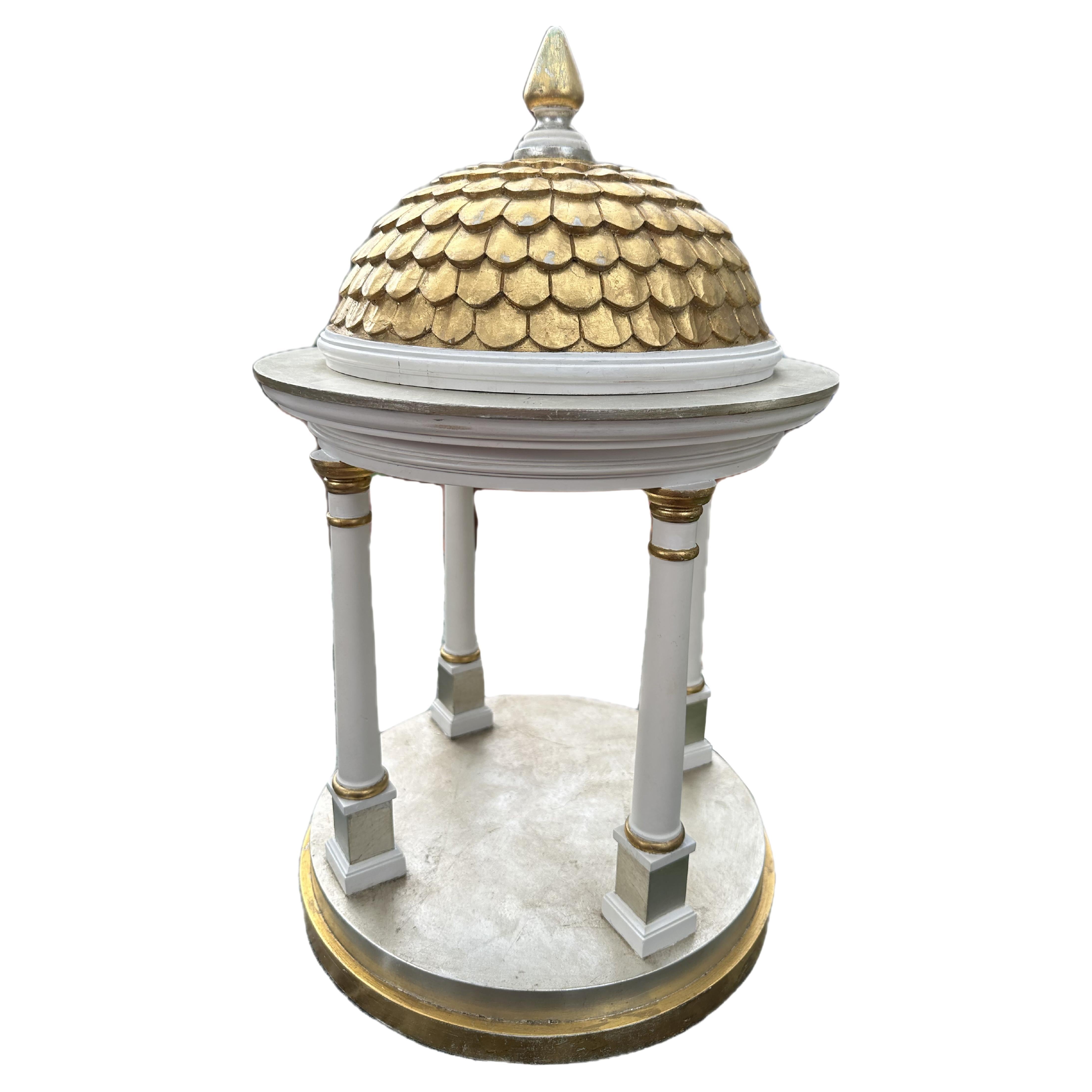 Gazebo-Modell im Tempietto-Stil mit vergoldeter romanischer Kuppel im Angebot