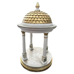Modèle de pavillon de jardin de style Tempietto avec dôme roman doré