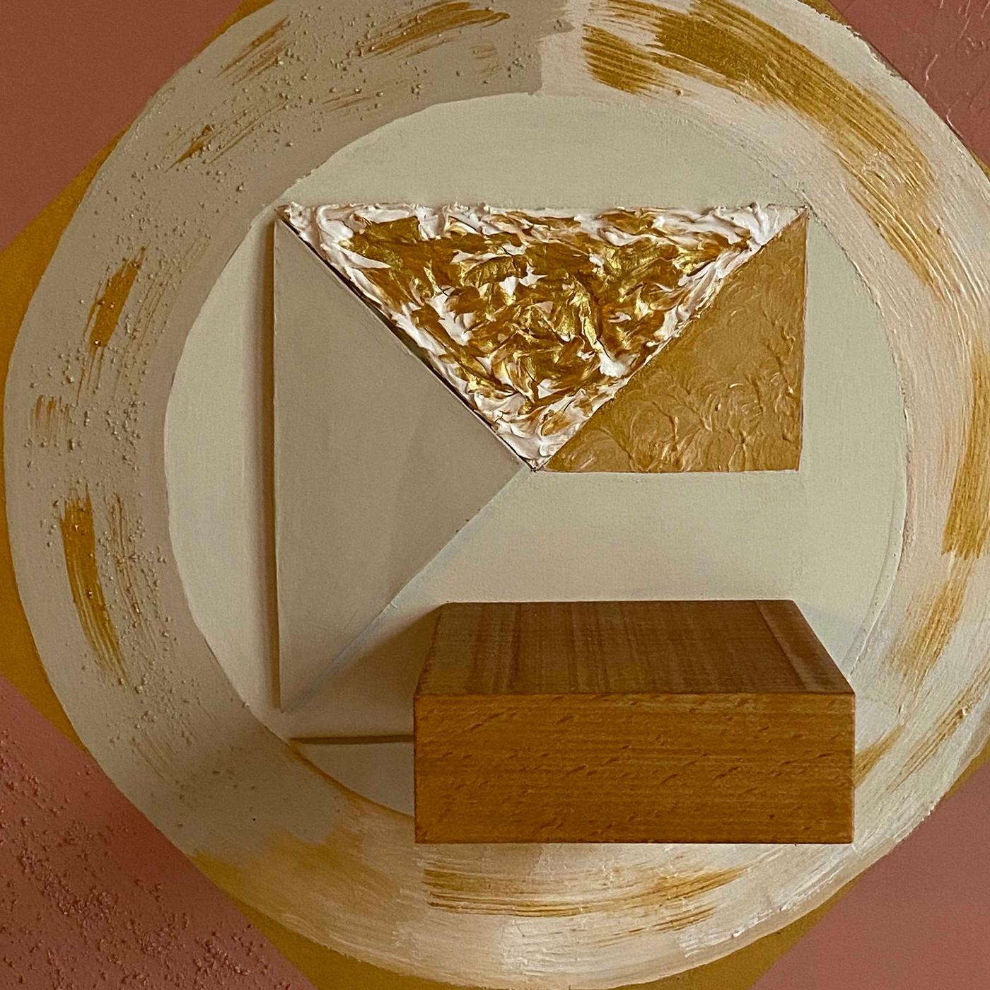 Une façon étonnamment inventive de fusionner l'art et le design, cette extraordinaire œuvre de 2020 de Mascia Meccani est un fascinant panneau décoratif en bois mixed-media complété par une étagère en bois de hêtre. Entièrement fabriqué et peint à