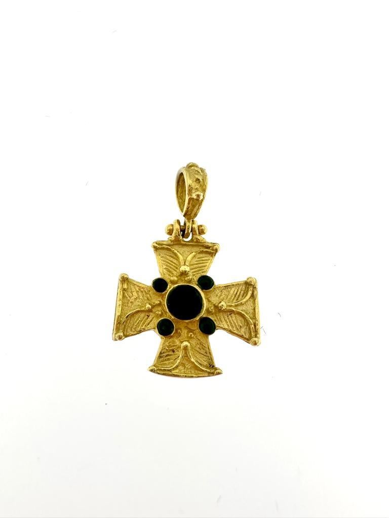Cette croix vintage a été créée par l'orfèvre italien Ikebana Preziosi d'Arezzo. Ce pendentif est de style templier, décoré de motifs de feuilles et au centre il y a 5 émeraudes taillées en cabochon en très bon état. L'or a une couleur jaune intense