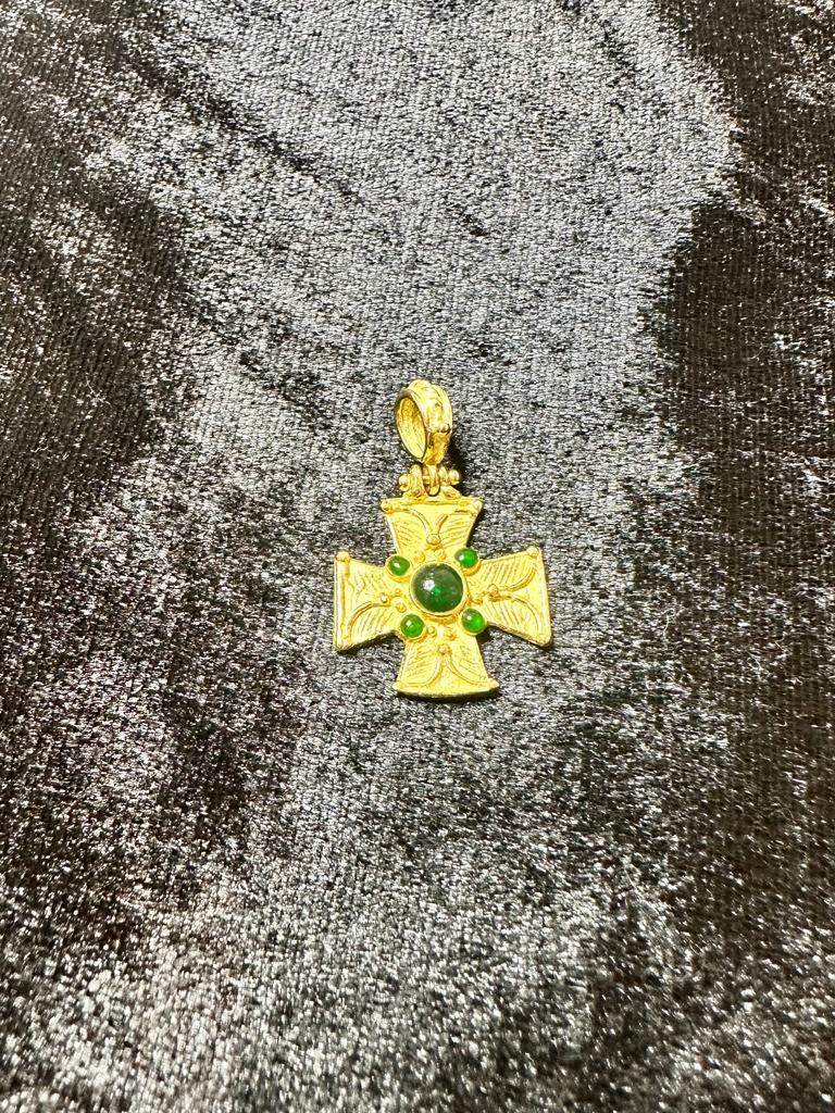 Templar Style Italian Vintage Gold Cross with Emeralds In Good Condition For Sale In Esch-Sur-Alzette, LU