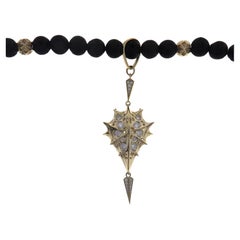 Collar Temple de oro de 18 quilates y piedra de lava